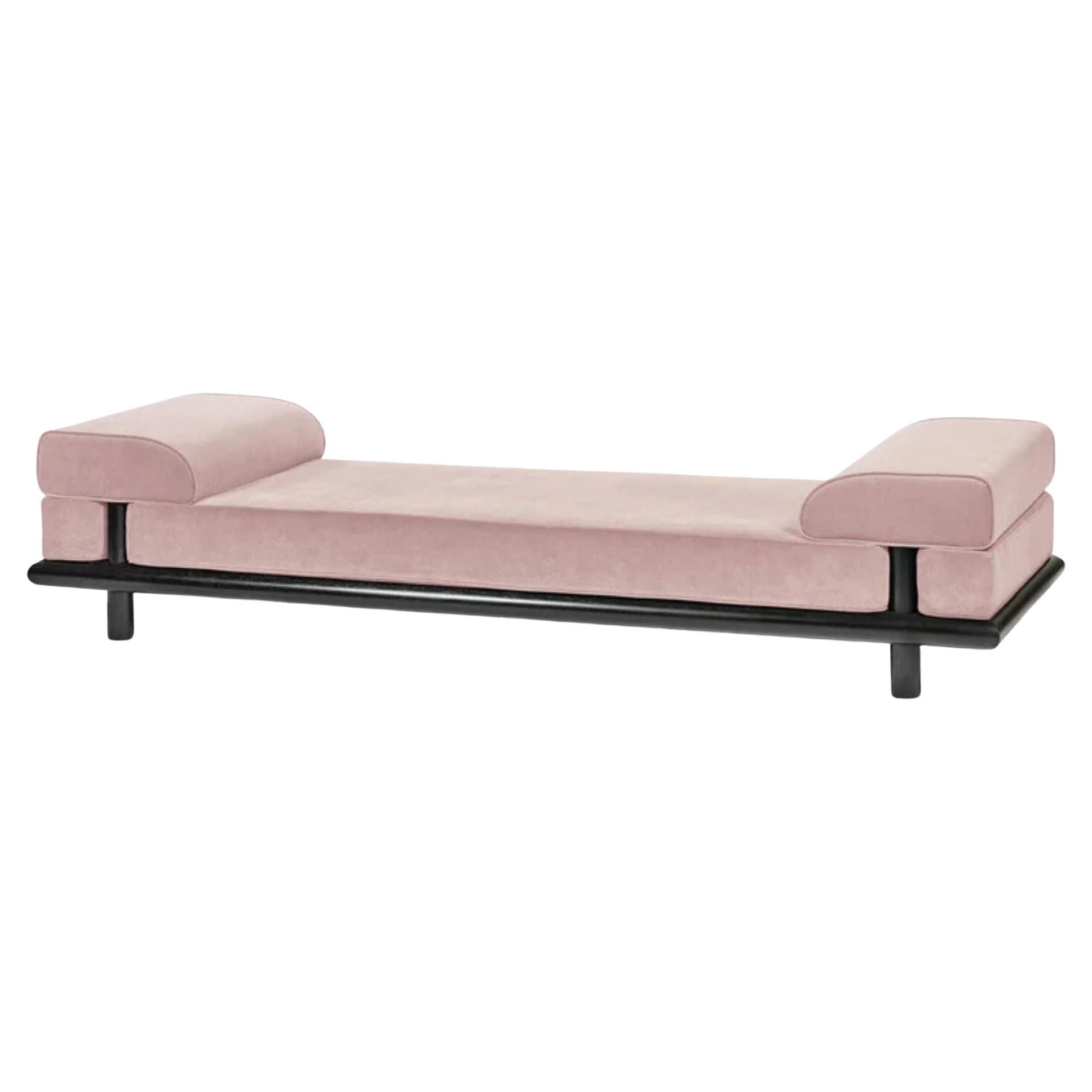 Lit de jour Beth en velours rose avec cadre en Oak teinté noir par Ann Demeulemeester en vente