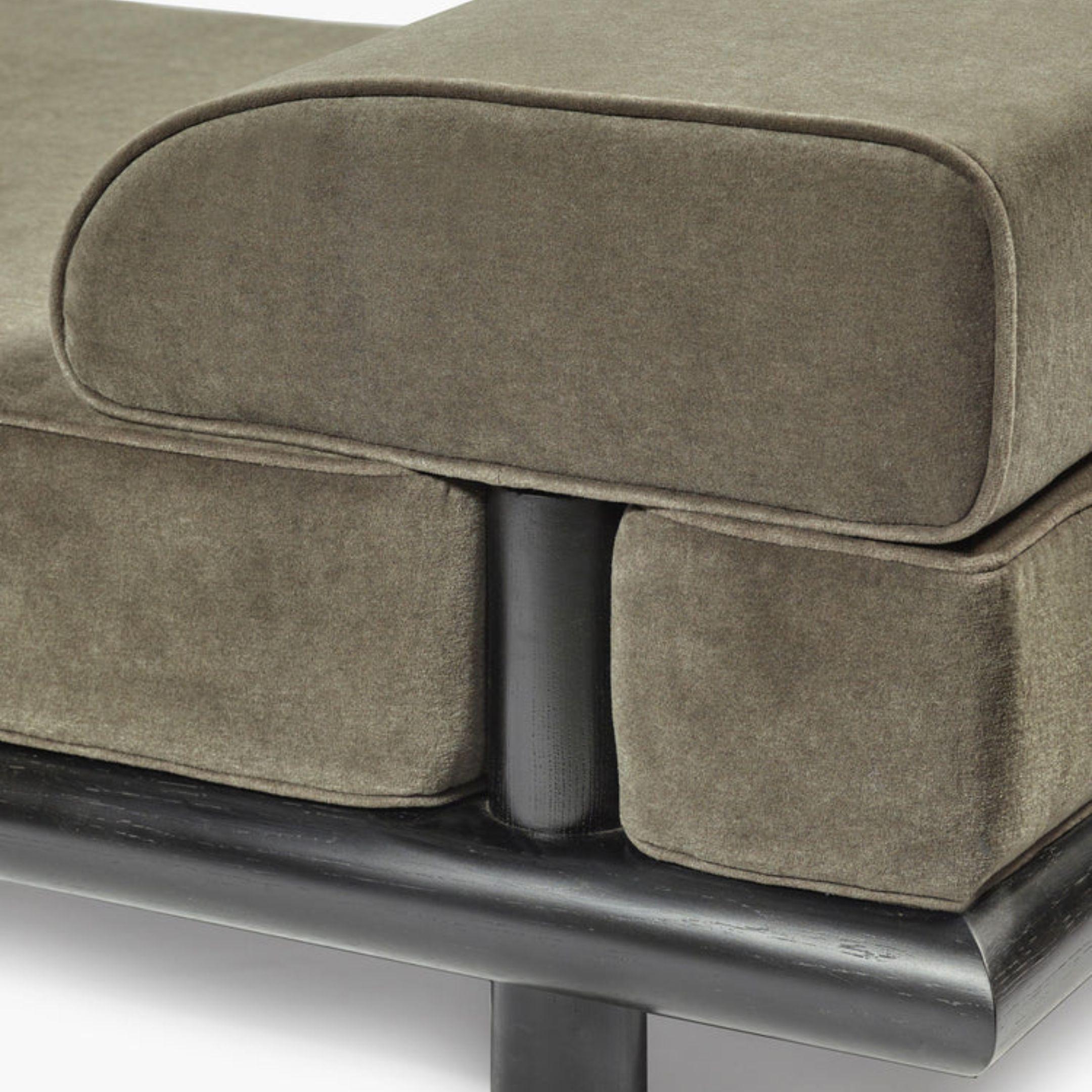 Moderne Lit de jour Beth en velours Taupe avec cadre en Oak teinté noir par Ann Demeulemeester en vente