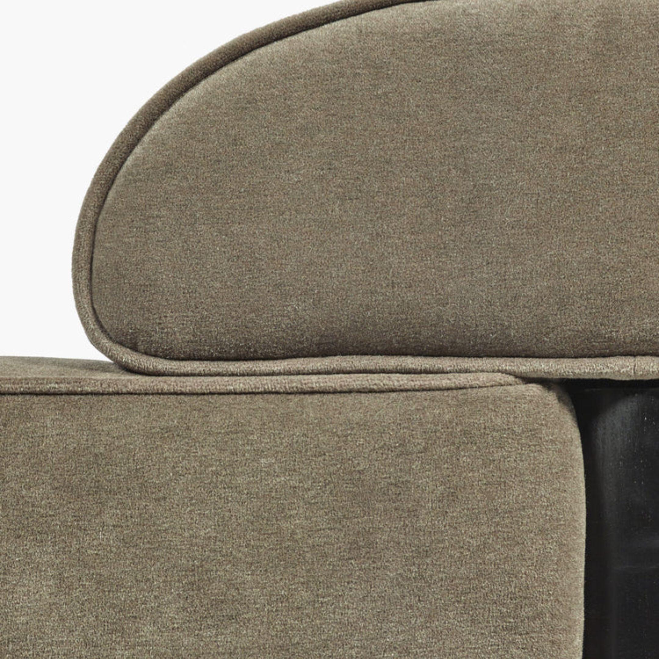 Belge Lit de jour Beth en velours Taupe avec cadre en Oak teinté noir par Ann Demeulemeester en vente