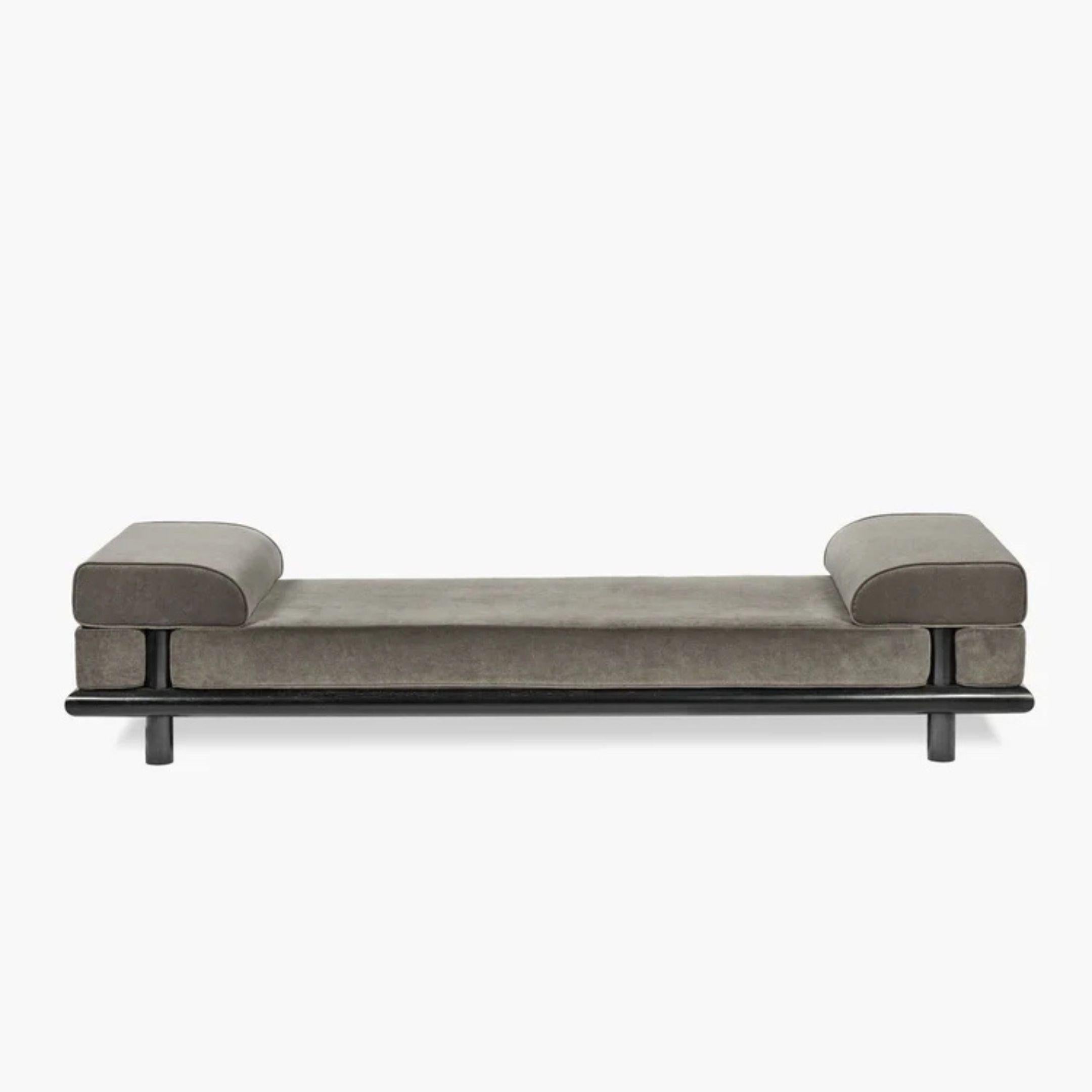 Lit de jour Beth en velours Taupe avec cadre en Oak teinté noir par Ann Demeulemeester Neuf - En vente à Amsterdam, NL