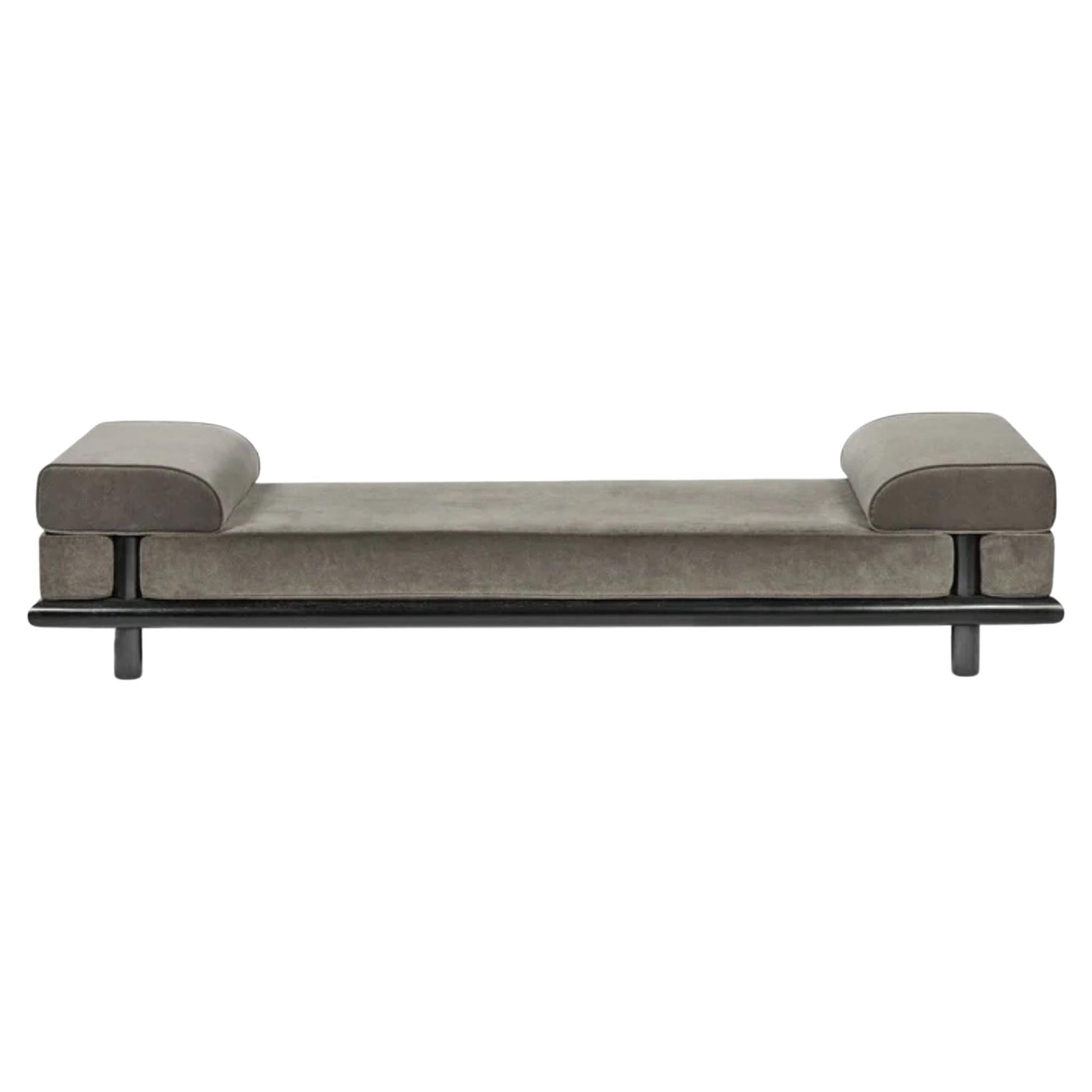 Lit de jour Beth en velours Taupe avec cadre en Oak teinté noir par Ann Demeulemeester