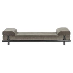 Lit de jour Beth en velours Taupe avec cadre en Oak teinté noir par Ann Demeulemeester