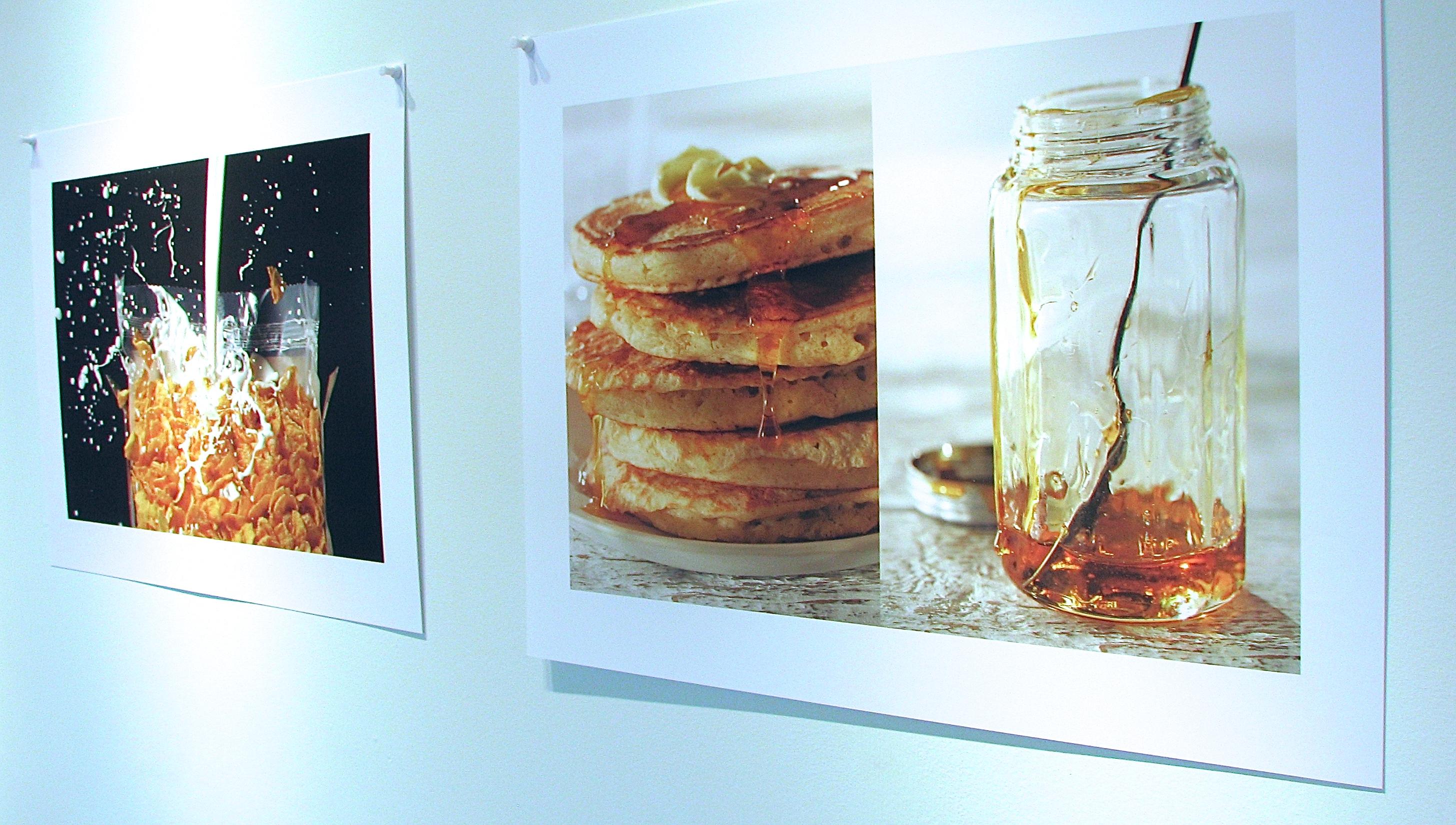 « Pancakes and Syrup », photographie moderne, natures mortes, nourriture populaire - Photograph de Beth Galton