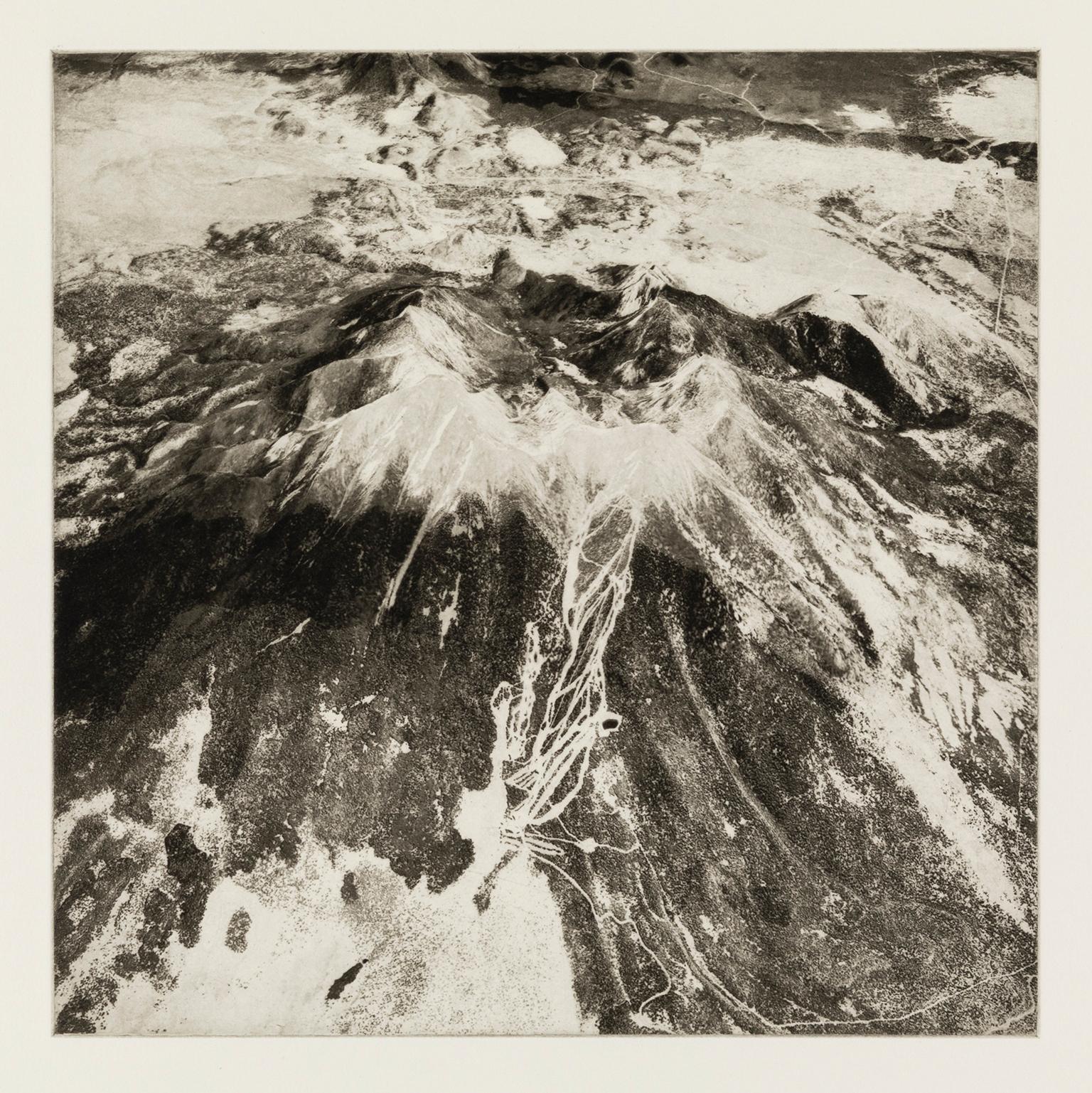 'Humphrey's Peak, Arizona' — from the series 'Axis Mundi', Contemporary – Print von Beth Ganz