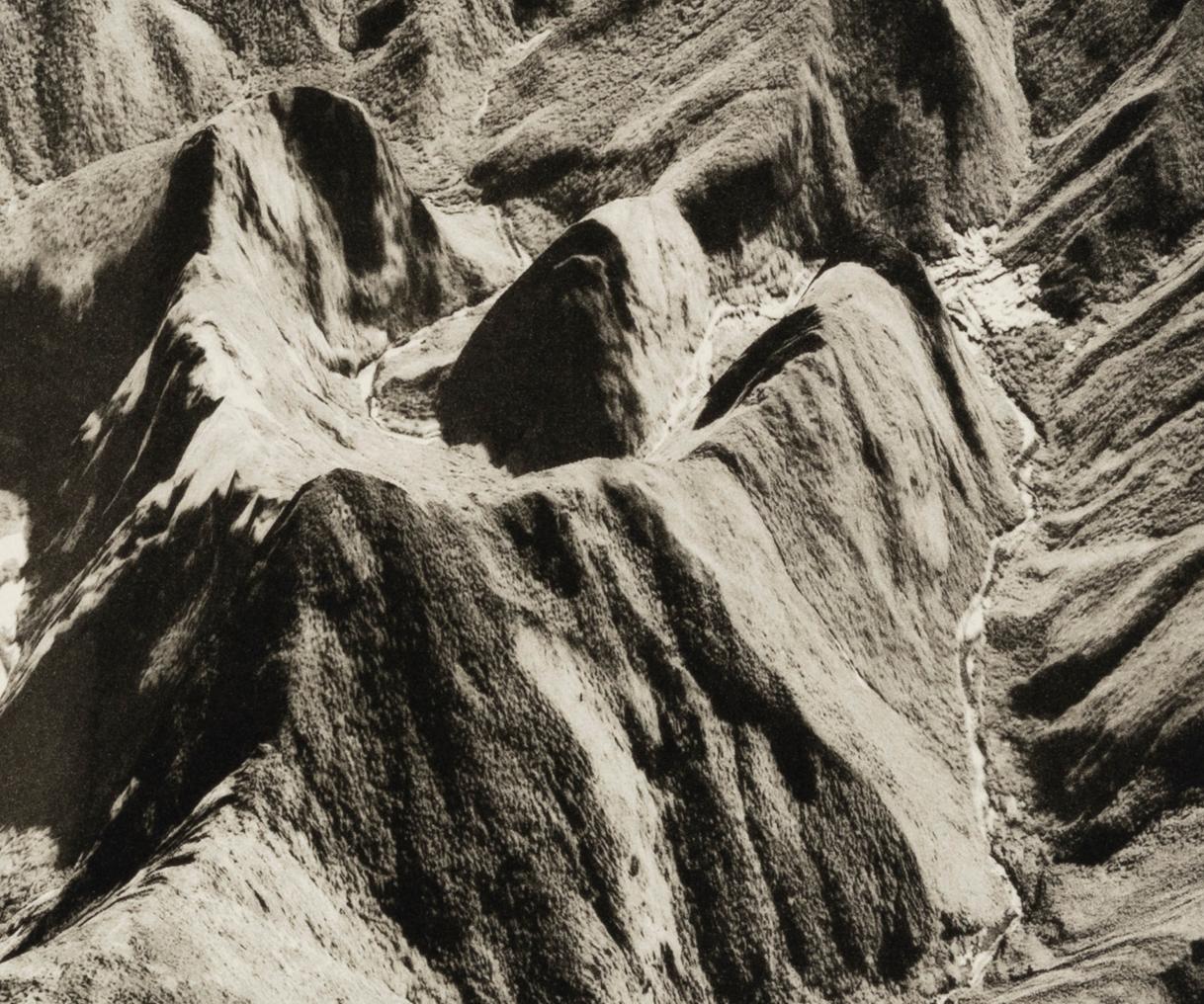 Machu Picchu, Pérou - de la série Axis Mundi, Contemporain - Beige Landscape Print par Beth Ganz