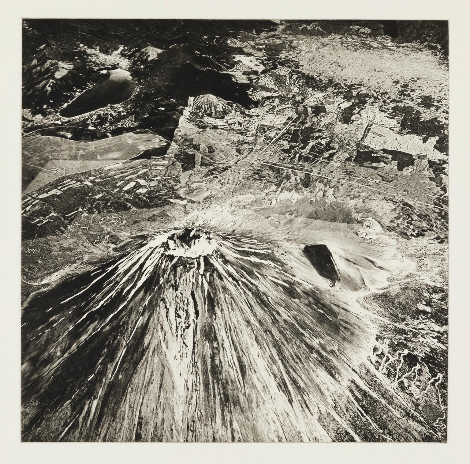 Mont Fuji, Japon - de la série Axis Mundi, Contemporary - Print de Beth Ganz