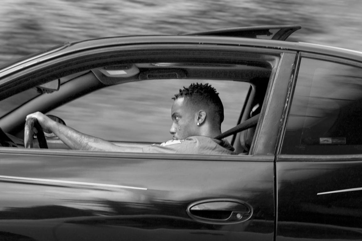 Beth Lilly Portrait Photograph – „Denizens, #1“ Schwarz-Weiß-Fotografie – Reisen – Highway – Porträt