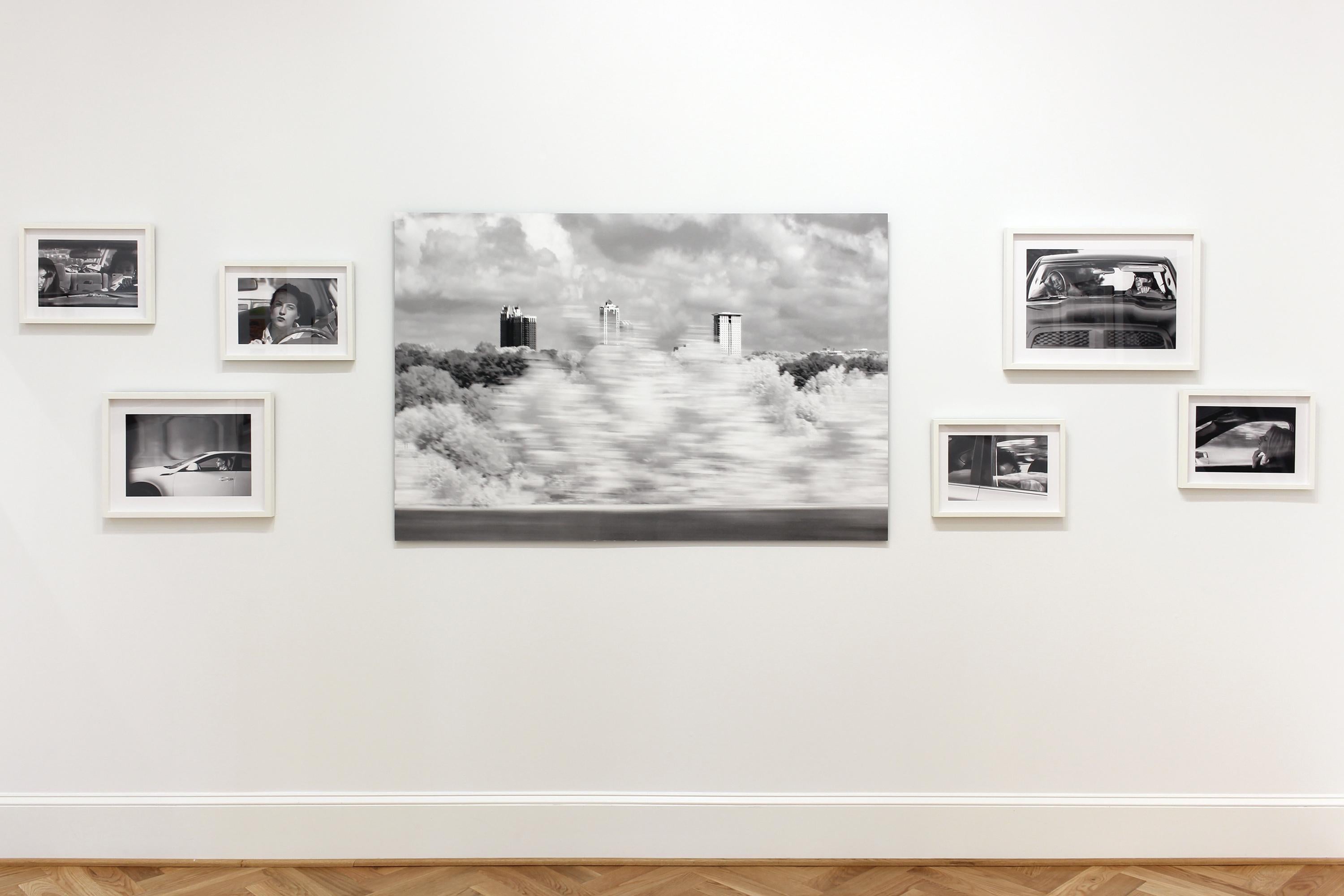 „Denizens, #10“ Schwarz-Weiß-Fotografie – Reisen – Highway – Porträt – Photograph von Beth Lilly