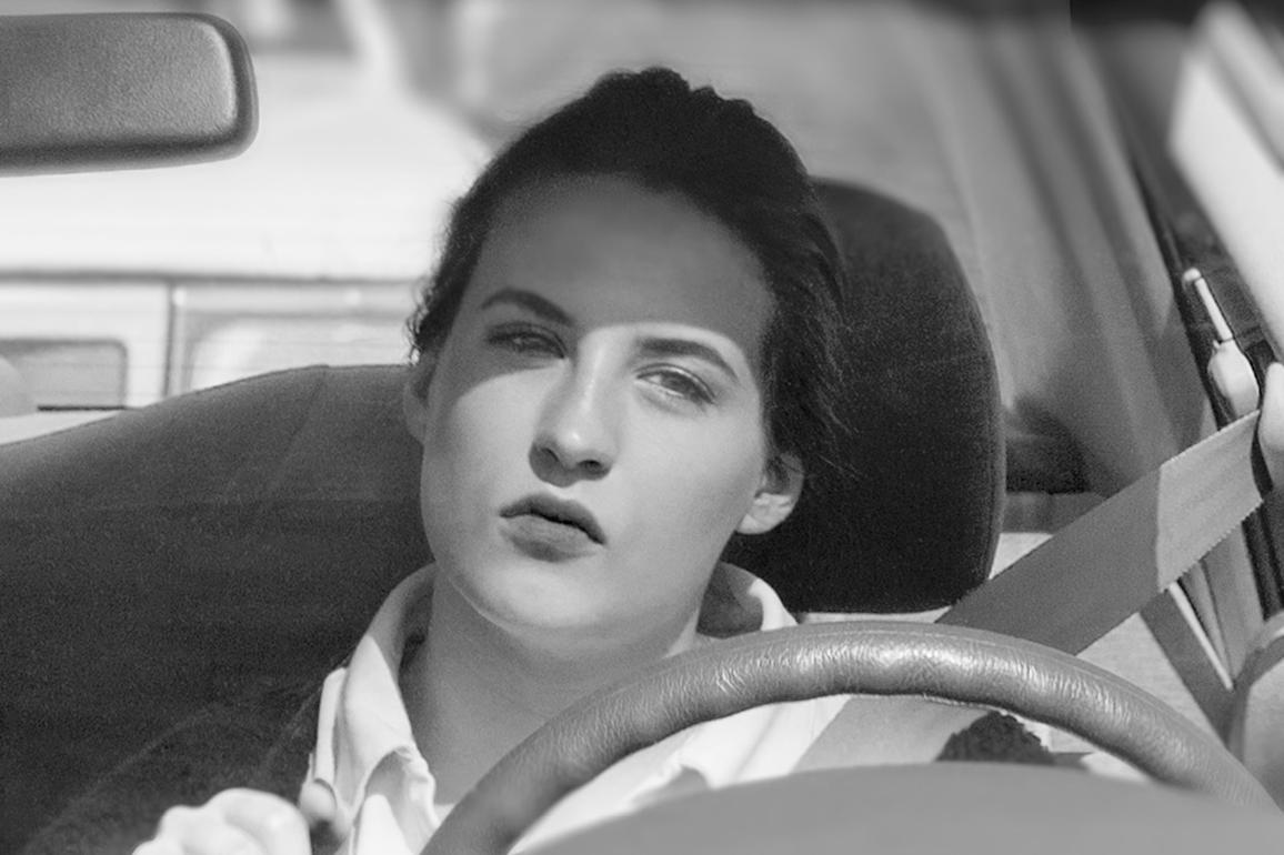 Beth Lilly Portrait Photograph – „Denizens, #10“ Schwarz-Weiß-Fotografie – Reisen – Highway – Porträt