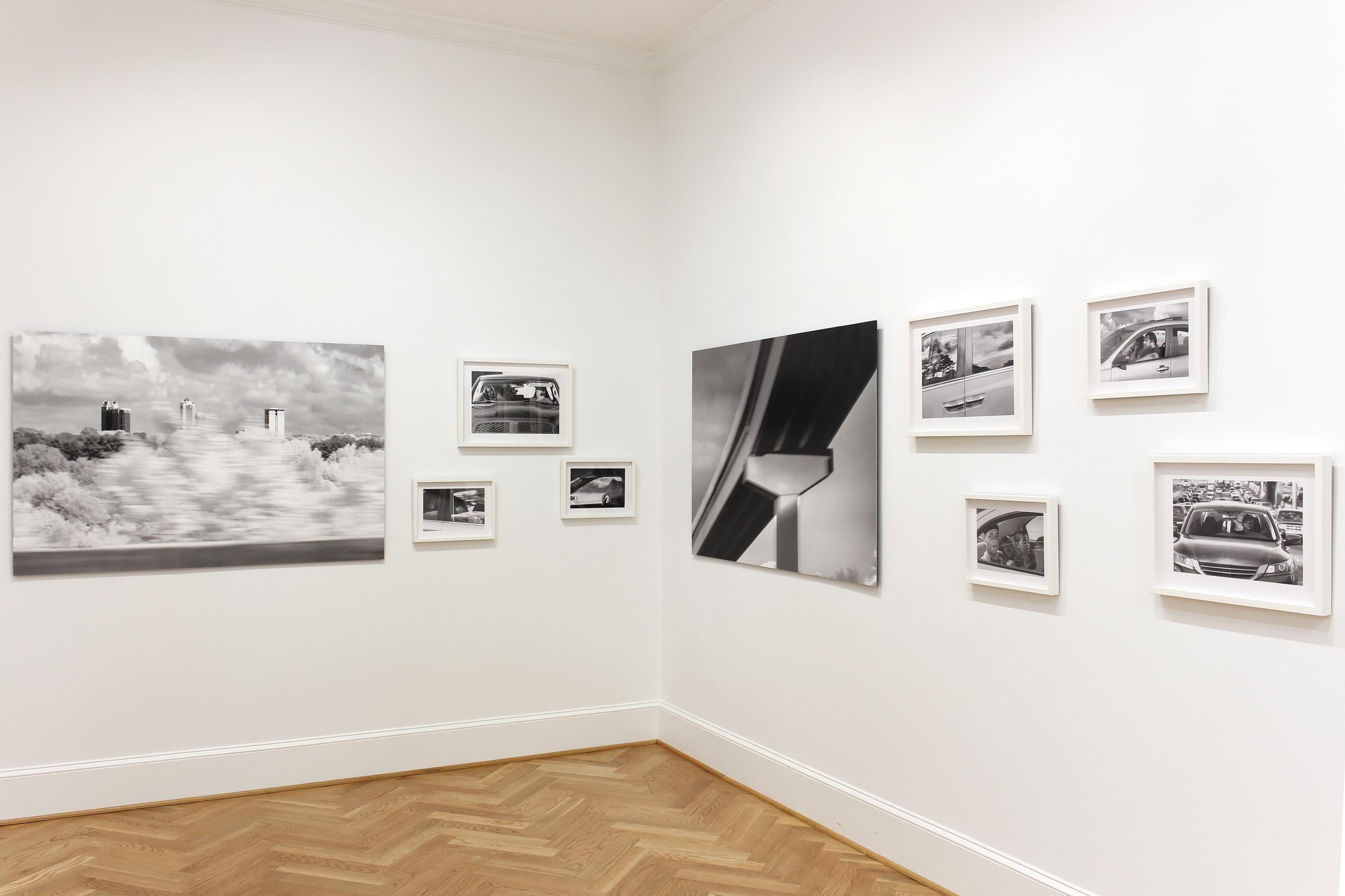 „Denizens, #21“ Schwarz-Weiß-Fotografie – Reisen – Highway – Porträt – Photograph von Beth Lilly