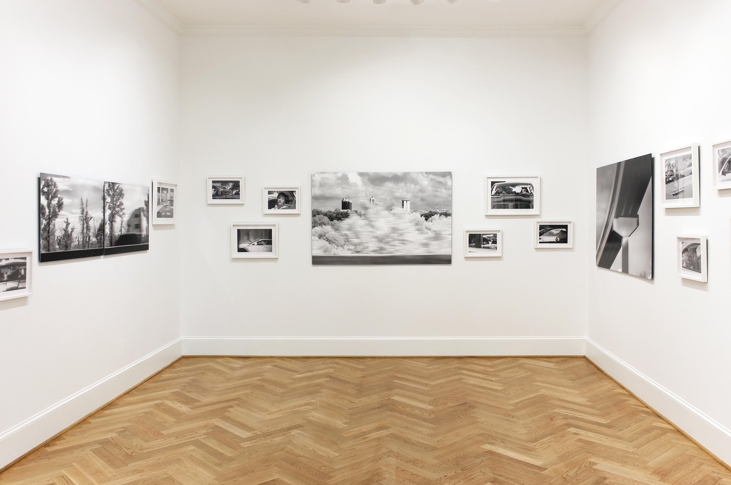„Denizens, #26“ Schwarz-Weiß-Fotografie – Reisen – Highway – Porträt – Photograph von Beth Lilly