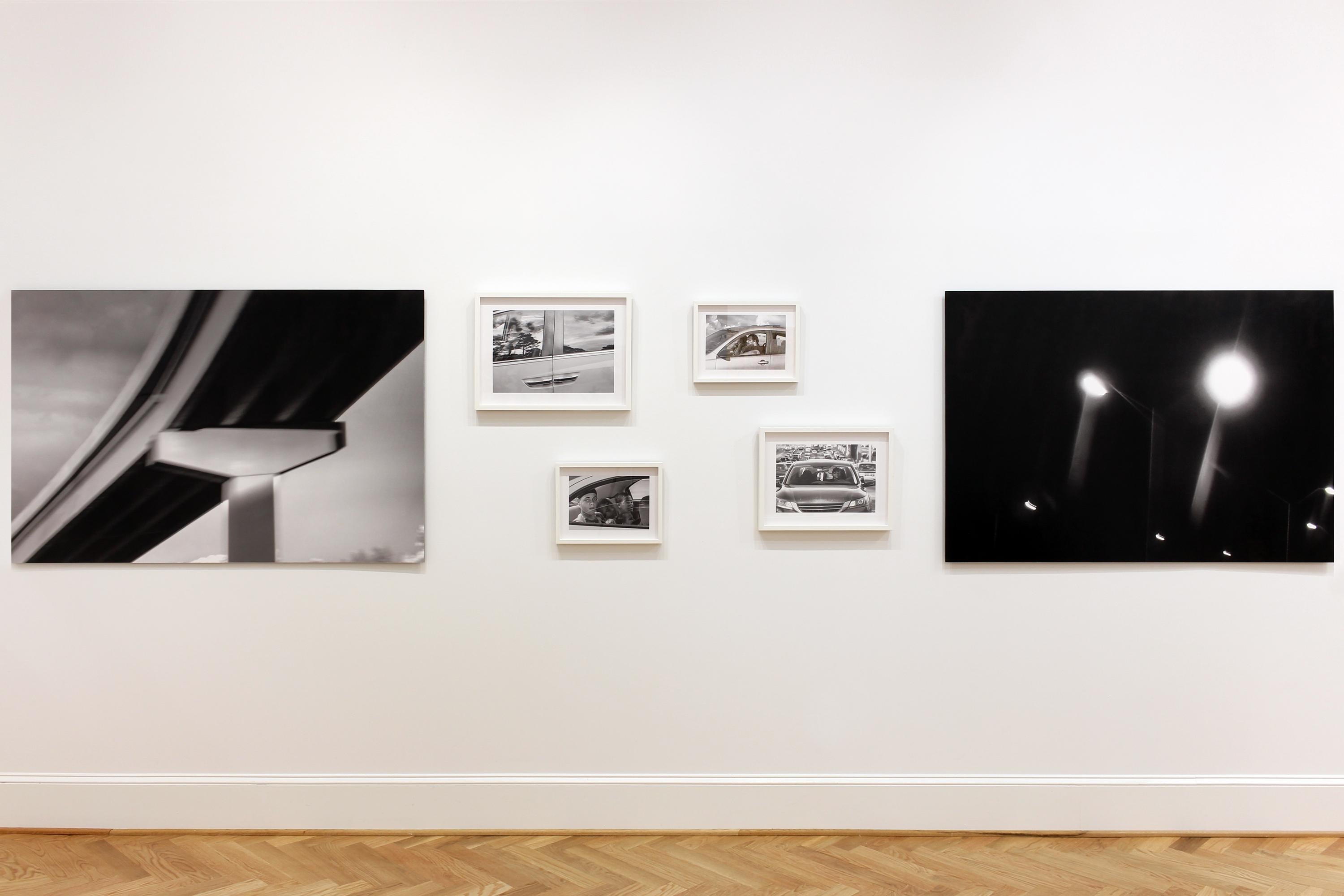 „Denizens, #26“ Schwarz-Weiß-Fotografie – Reisen – Highway – Porträt (Grau), Portrait Photograph, von Beth Lilly