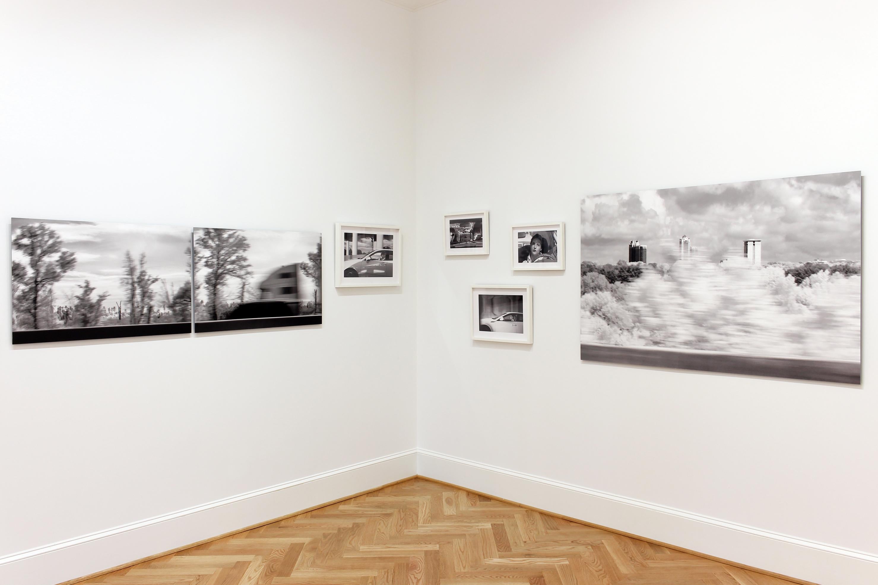 „Denizens, #38“ Schwarz-Weiß-Fotografie – Reisen – Highway – Porträt – Photograph von Beth Lilly