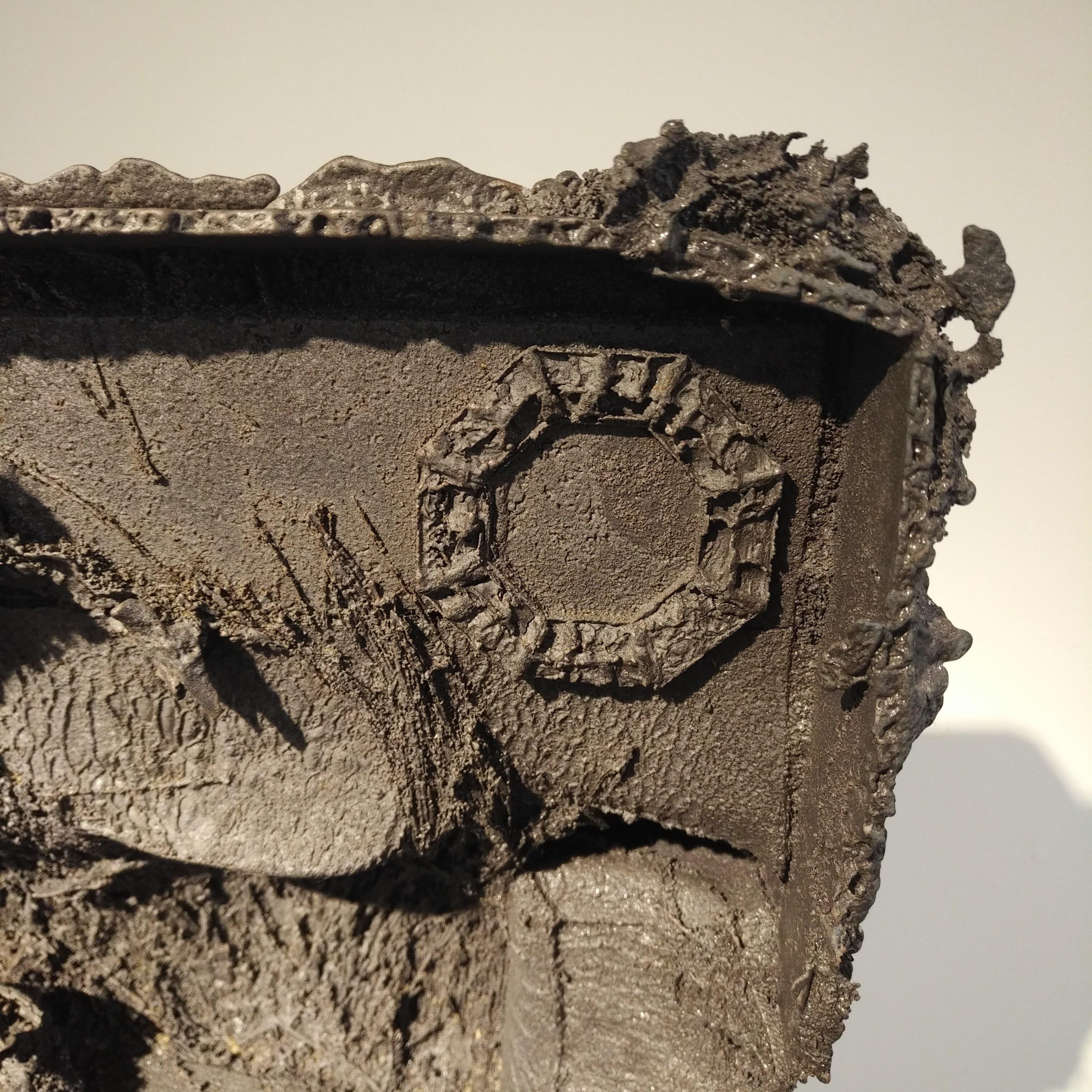 escultura de hierro fundido con pedestal a medida
actualmente en exposición y no disponible para envío hasta febrero de 2021