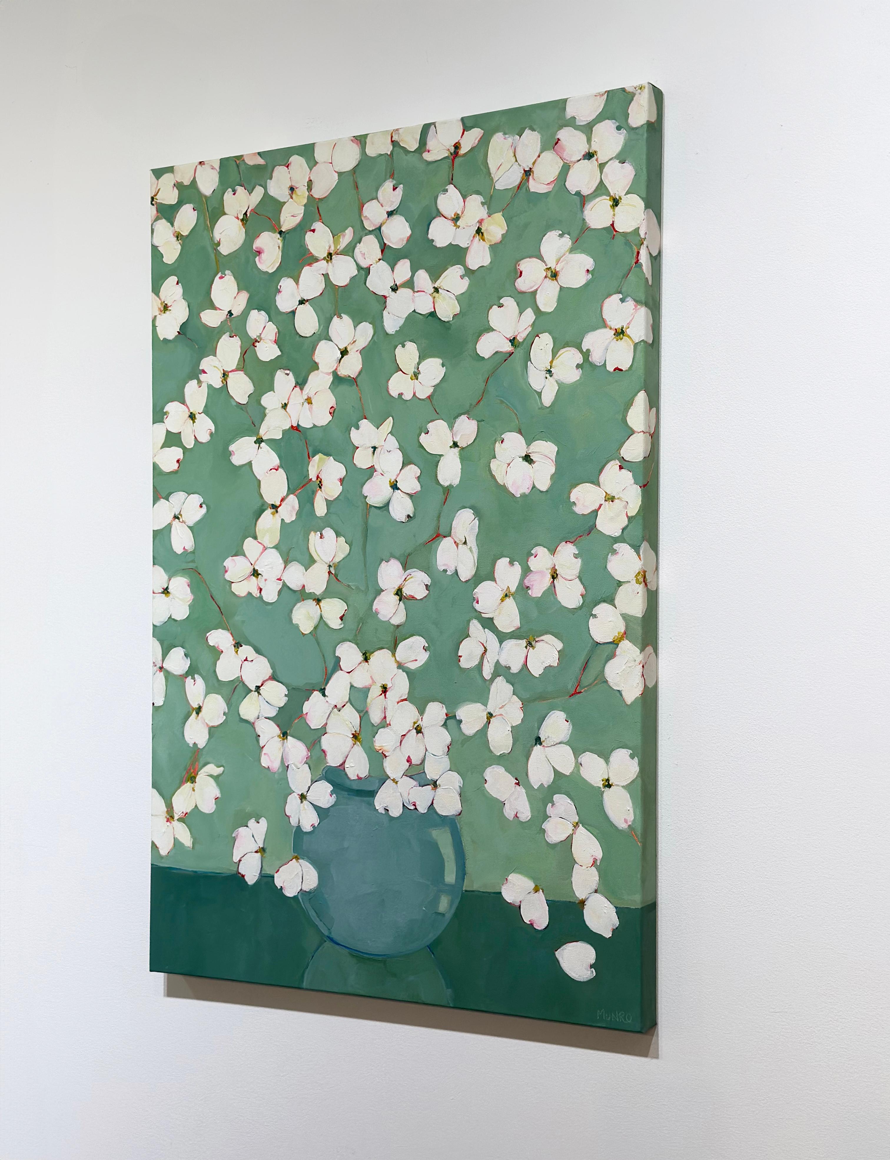 Dieses zeitgenössische Blumenbild fängt die elegante Schlichtheit weißer Blüten ein, die kunstvoll in einer durchscheinenden grünen Vase arrangiert sind. Vor einem üppigen, beruhigenden grünen Hintergrund bilden die zarten Blütenblätter ein
