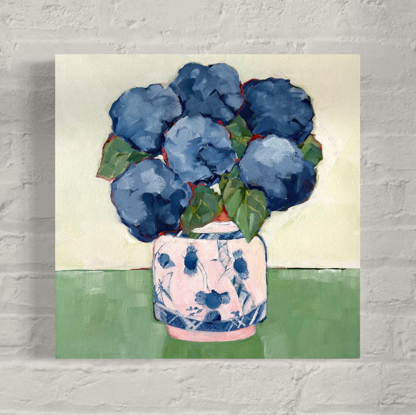 Dieses zeitgenössische Blumenbild zeigt ein ausdrucksstarkes Arrangement aus üppigen blauen Blüten in einer kunstvoll gemusterten Keramikvase. Die Künstlerin verwendet eine frische und einladende Farbpalette aus sanften Grün- und Blautönen und