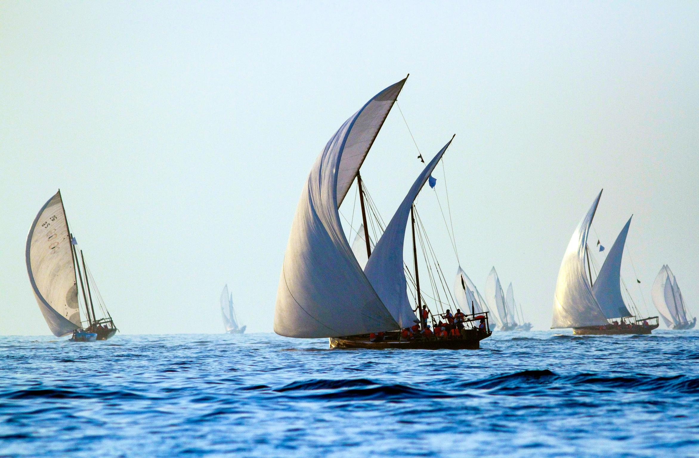 Inspiration
Die Dhow-Möbelfamilie verweist auf die wehenden Segel der traditionellen omanischen Boote. 
ein wichtiger Teil der maritimen Geschichte der Seefahrernation.

Handwerk
Bethan hat die Bewegung der Segel in einem handgezeichneten Muster