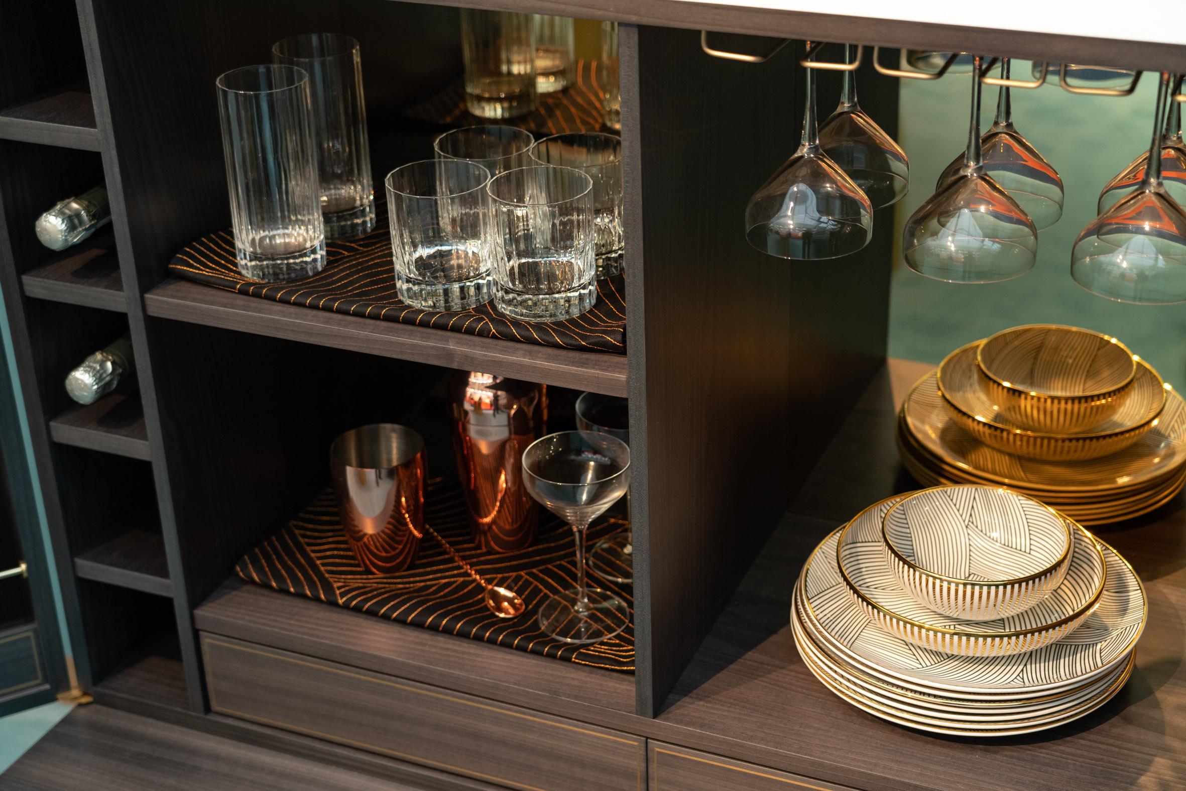 Bethan Gray Dhow, mobile bar grande in monocromia e ottone in vendita 1