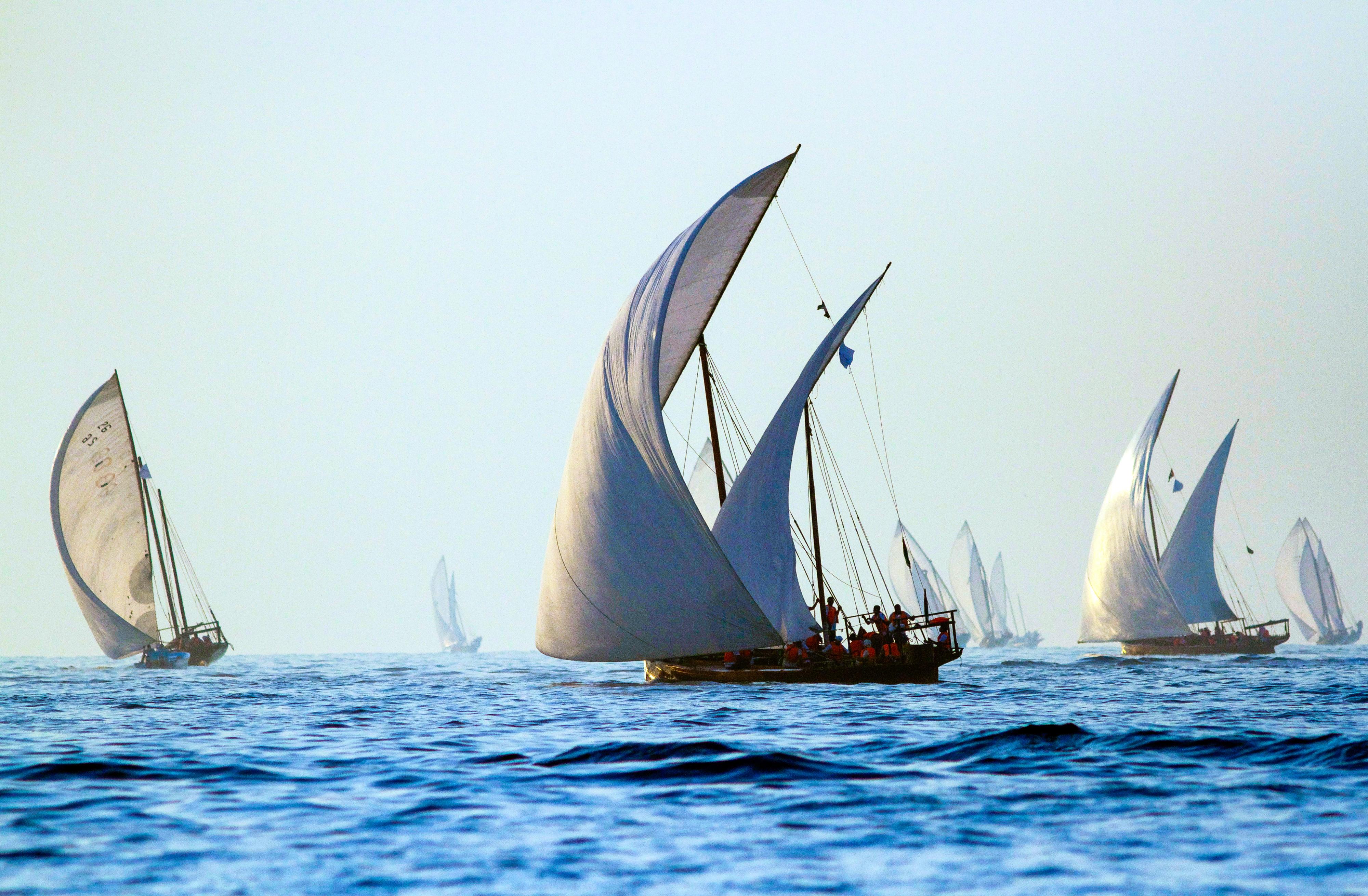 Inspiration
Die Dhow-Möbel sind eine Anspielung auf die geblähten Segel der traditionellen omanischen Boote, die ein wichtiger Teil der maritimen Geschichte des Landes sind.

Handwerkskunst
Bethan hat die Bewegung der Segel in einem handgezeichneten