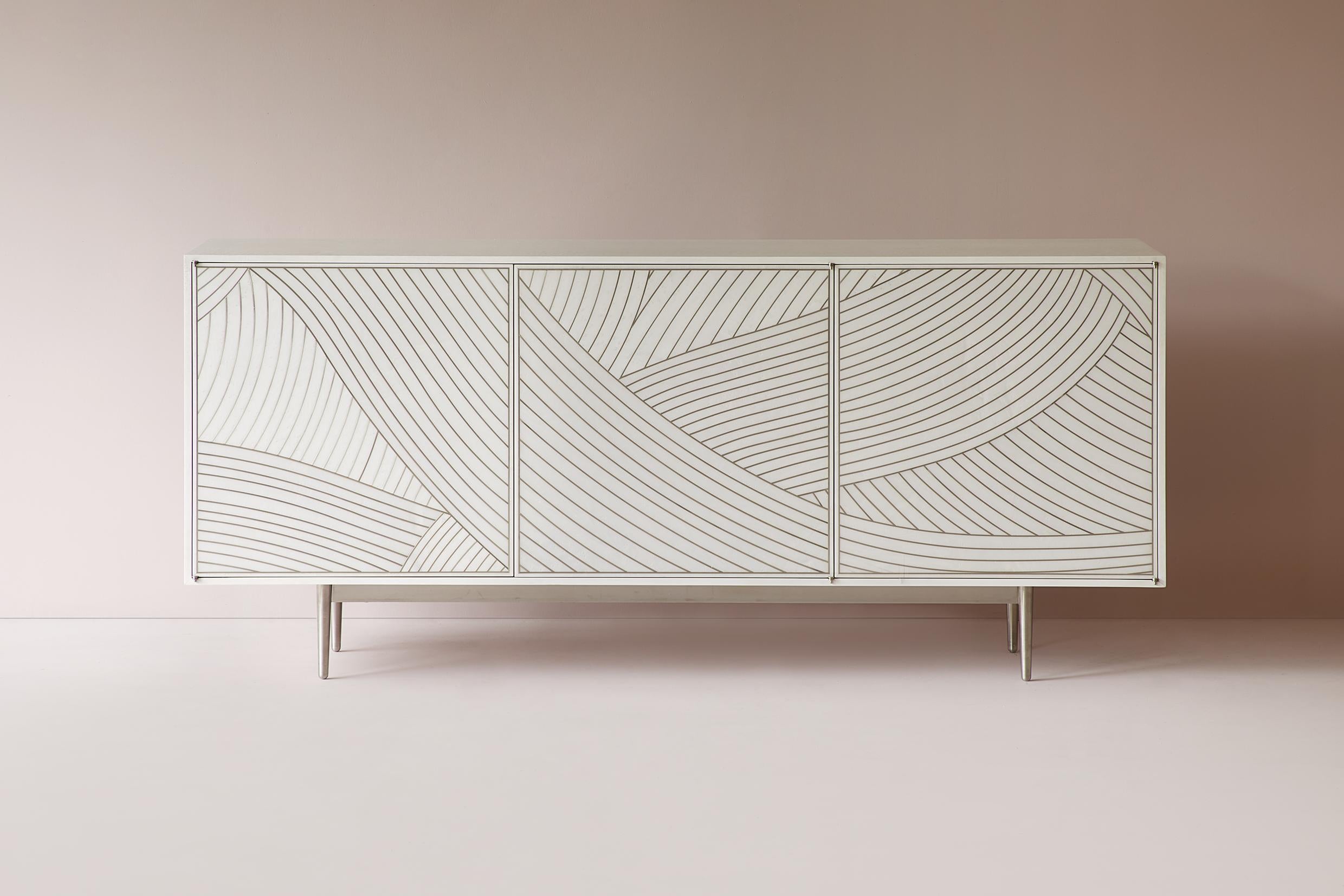 XXIe siècle et contemporain Bethan Gray Dhow meuble de rangement à trois portes en blanc et nickel en vente