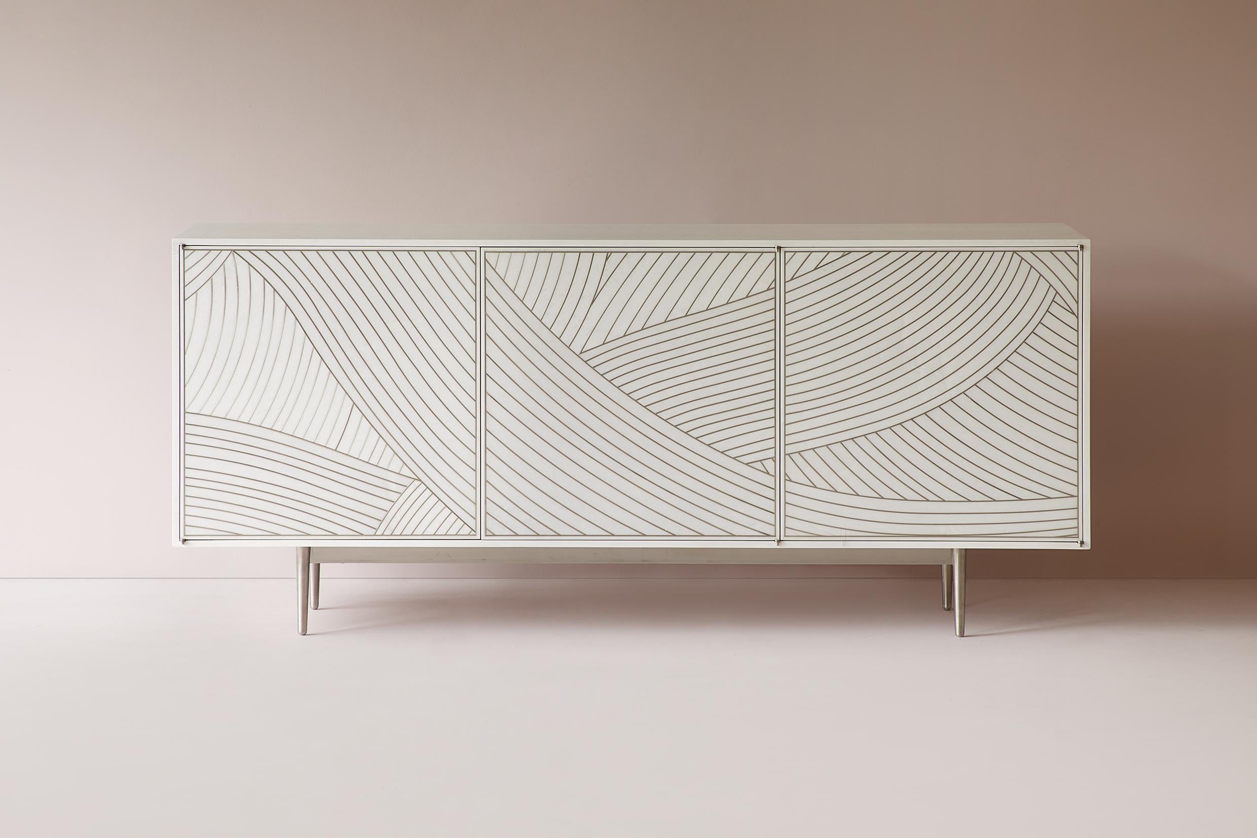 Armario de tres puertas Bethan Gray Dhow en blanco y níquel Siglo XXI y contemporáneo en venta