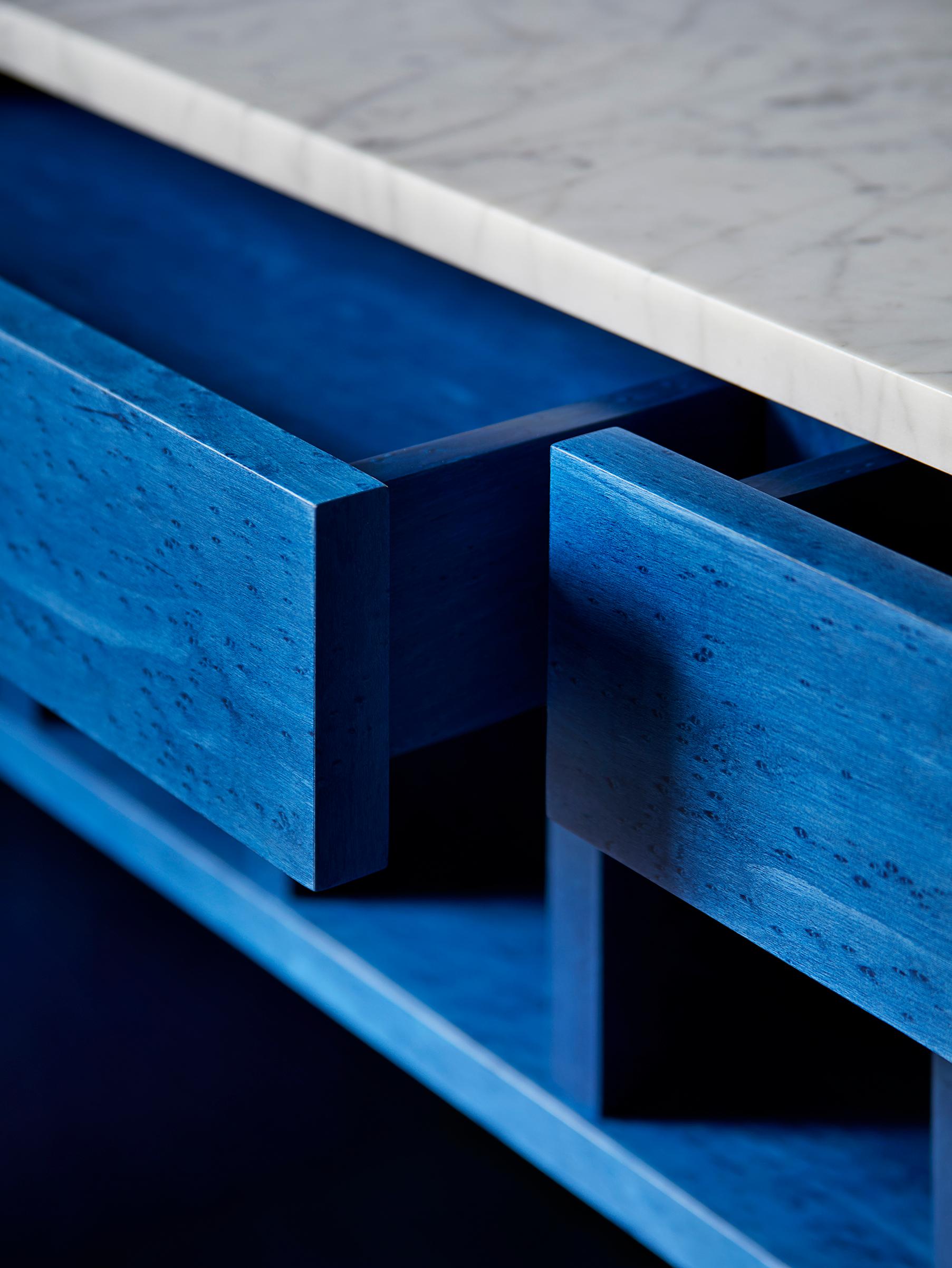 Ottone Bethan Gray - Mobile bar grande di Inky Dhow in Ultramarine e Whiting in vendita