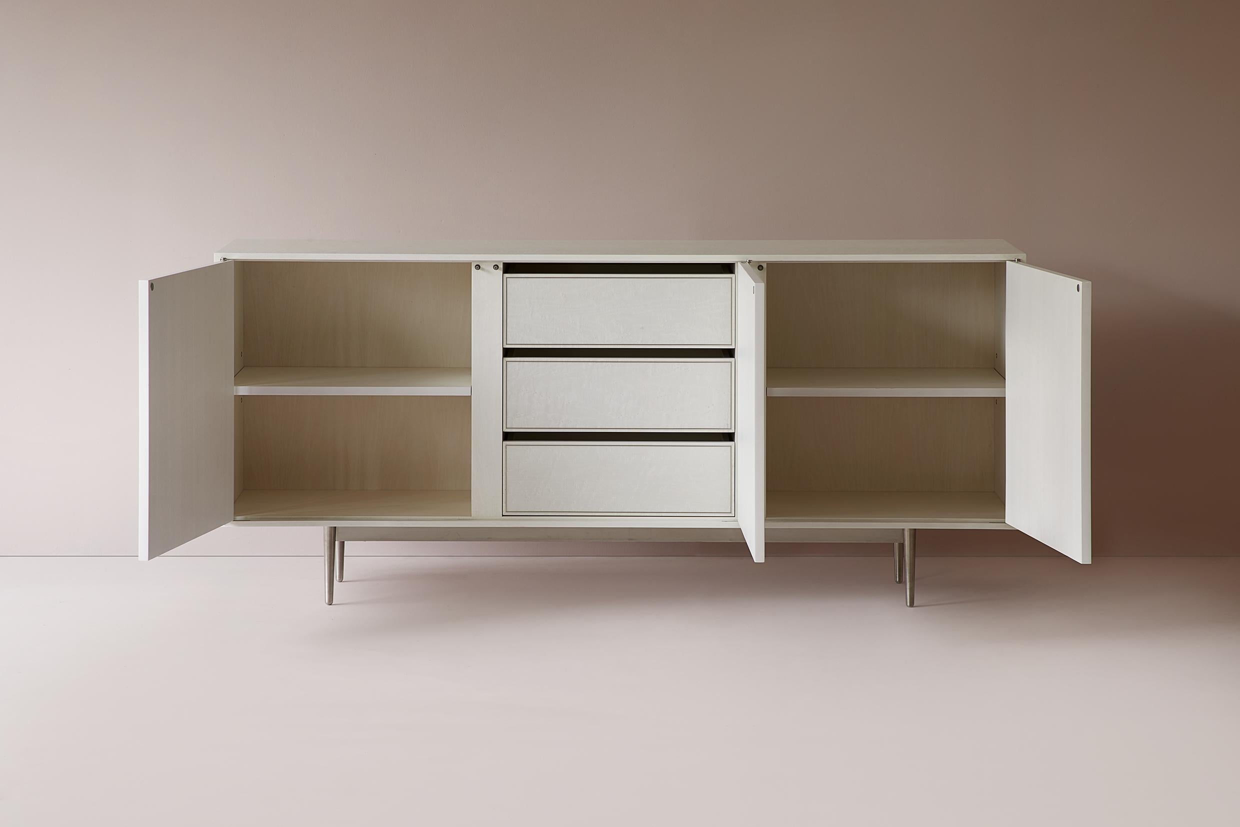 Marqueterie Bethan Gray Maxi Dhow meuble de rangement à trois portes blanc et laiton en vente