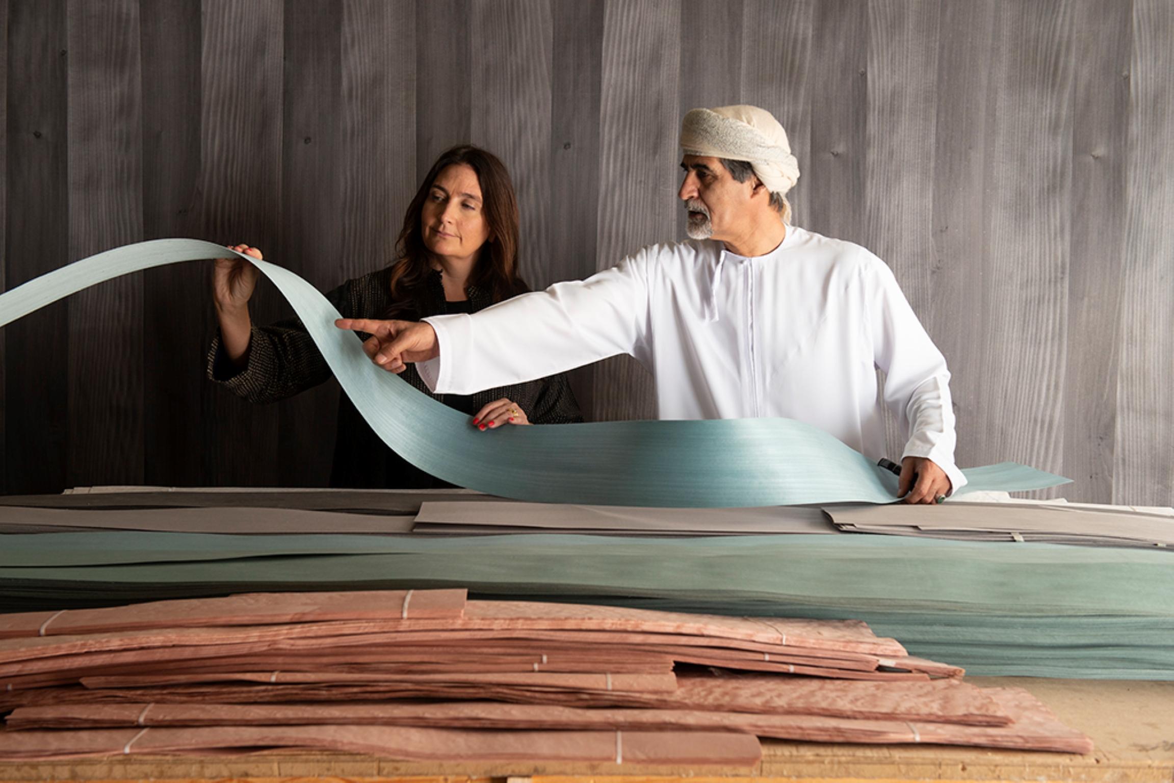 Inspiration
La famille de meubles Dhow fait référence aux voiles ondulantes des bateaux traditionnels omanais, un élément important de l'histoire maritime de la nation.

Artisanat
Bethan a réimaginé le mouvement des voiles dans un motif dessiné