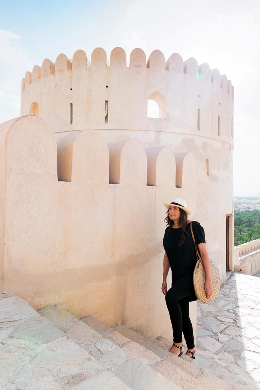 Inspiration 
La famille de meubles Nizwa s'inspire des castellations arrondies du fort de Nizwa, à Oman, et de l'effet de couleur ombré provoqué par la lumière du soleil qui tombe sur elles.

Artisanat 
Les placages d'érable italien sont teintés