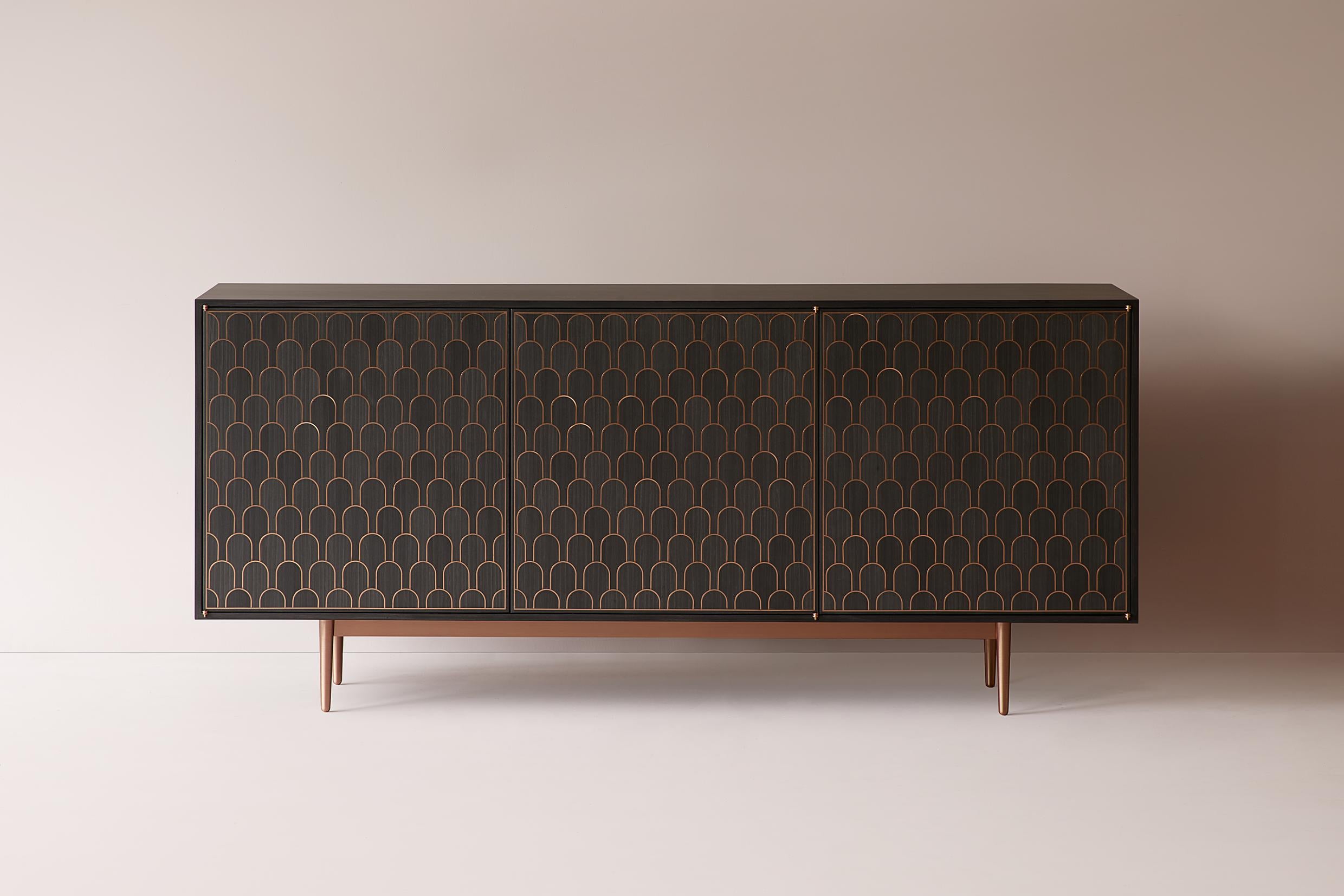 Armario de tres puertas Bethan Gray Nizwa en carbón y cobre Marquetería en venta
