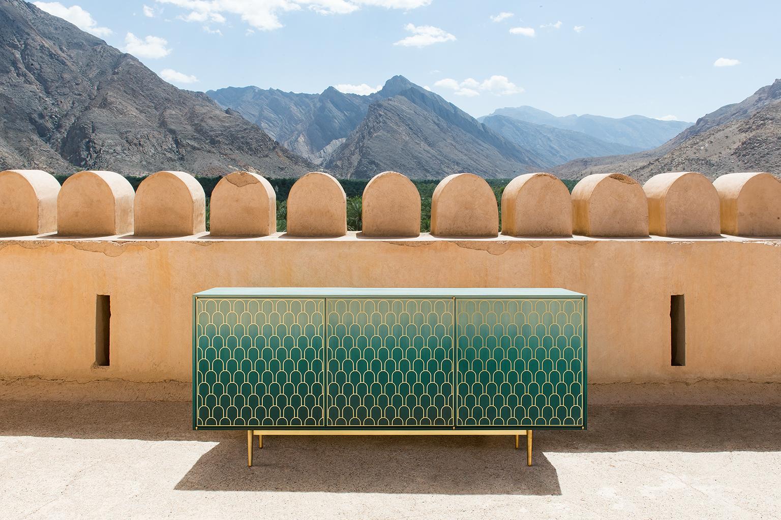 Bethan Gray Nizwa meuble de rangement à trois portes en placage italien de jade et laiton massif en vente 6