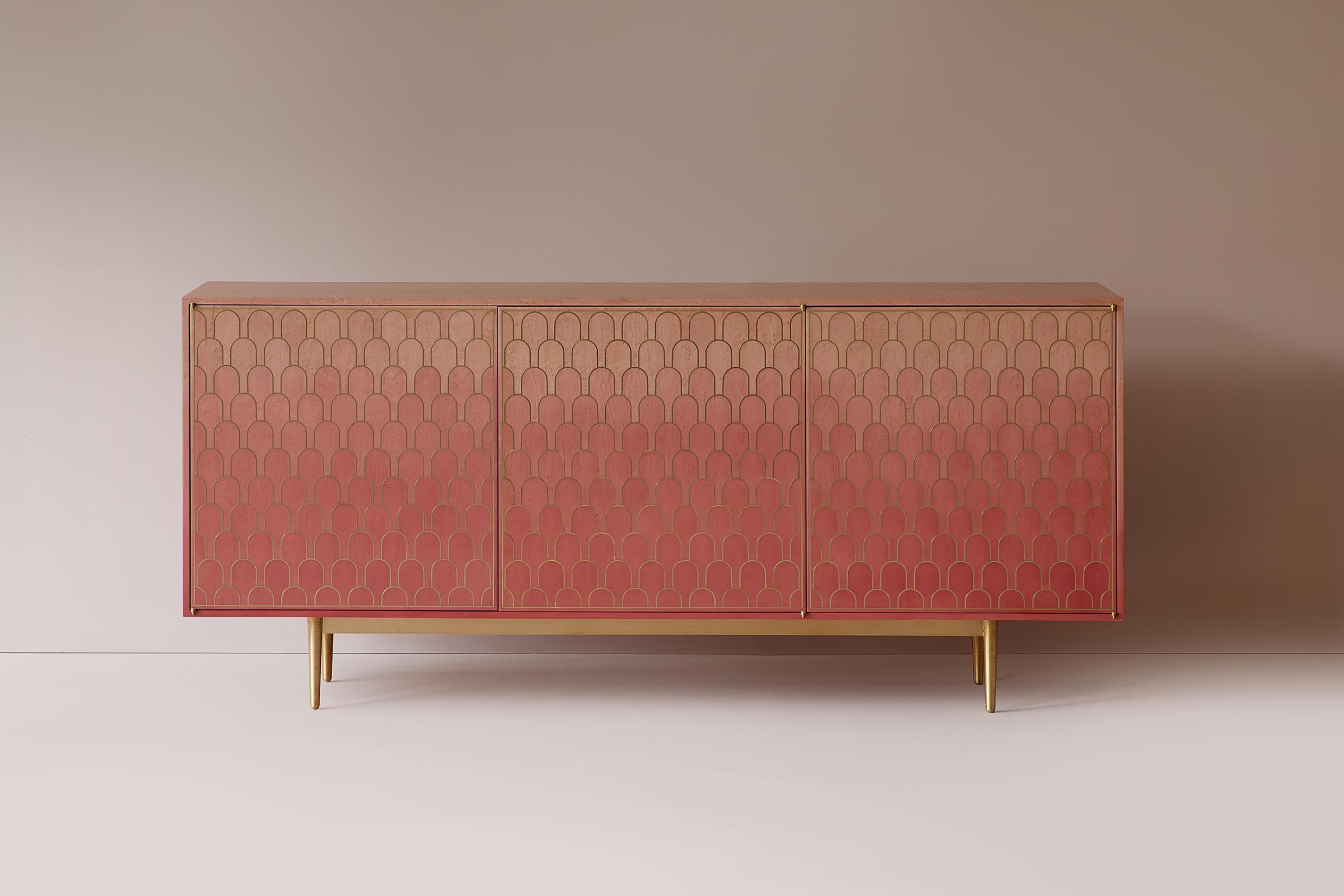 Armario de tres puertas Bethan Gray Nizwa en rosa y latón en Nuevo estado para la venta en London, GB