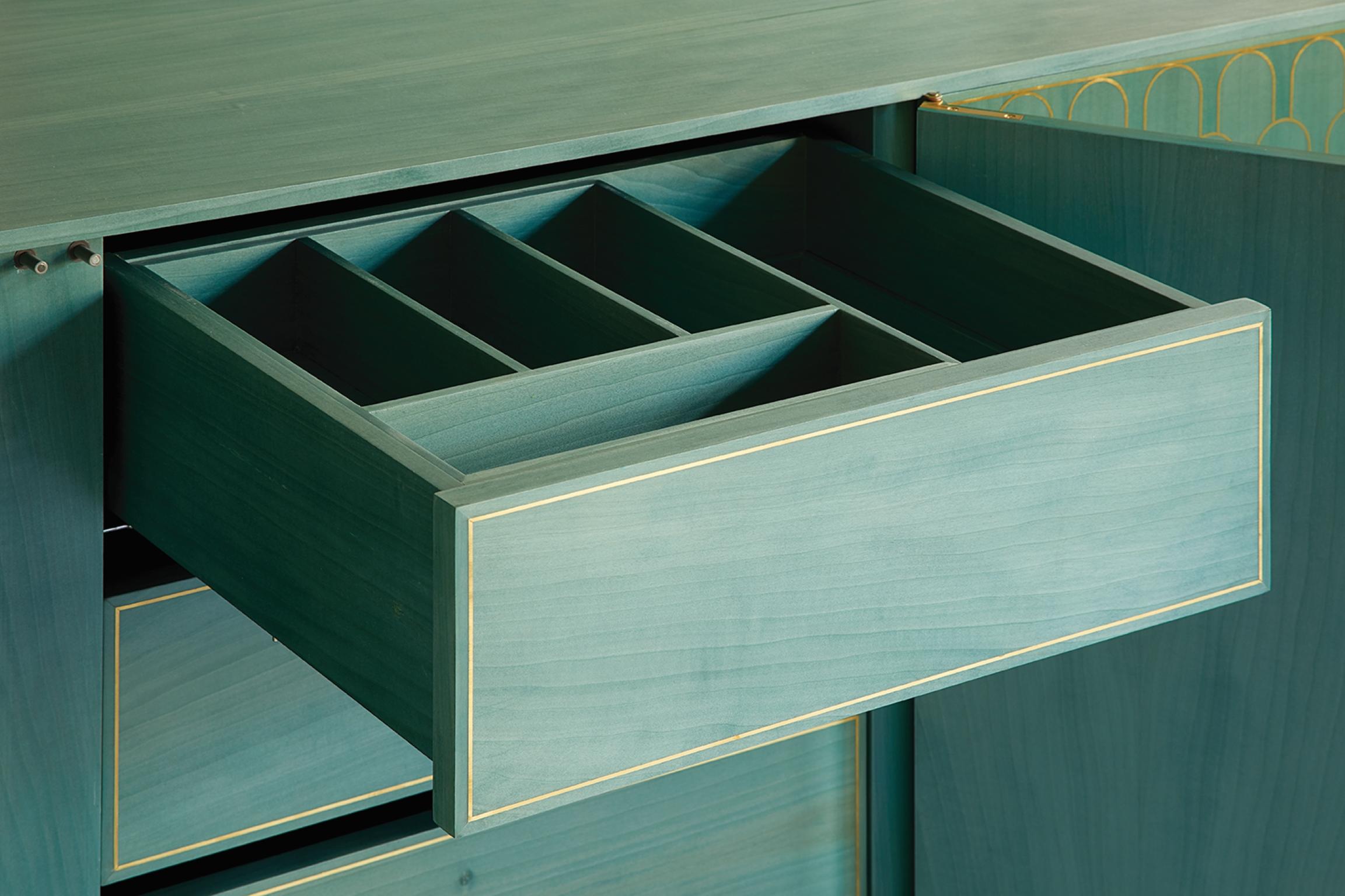 Bethan Gray Nizwa meuble de rangement à trois portes en placage italien de jade et laiton massif en vente 4