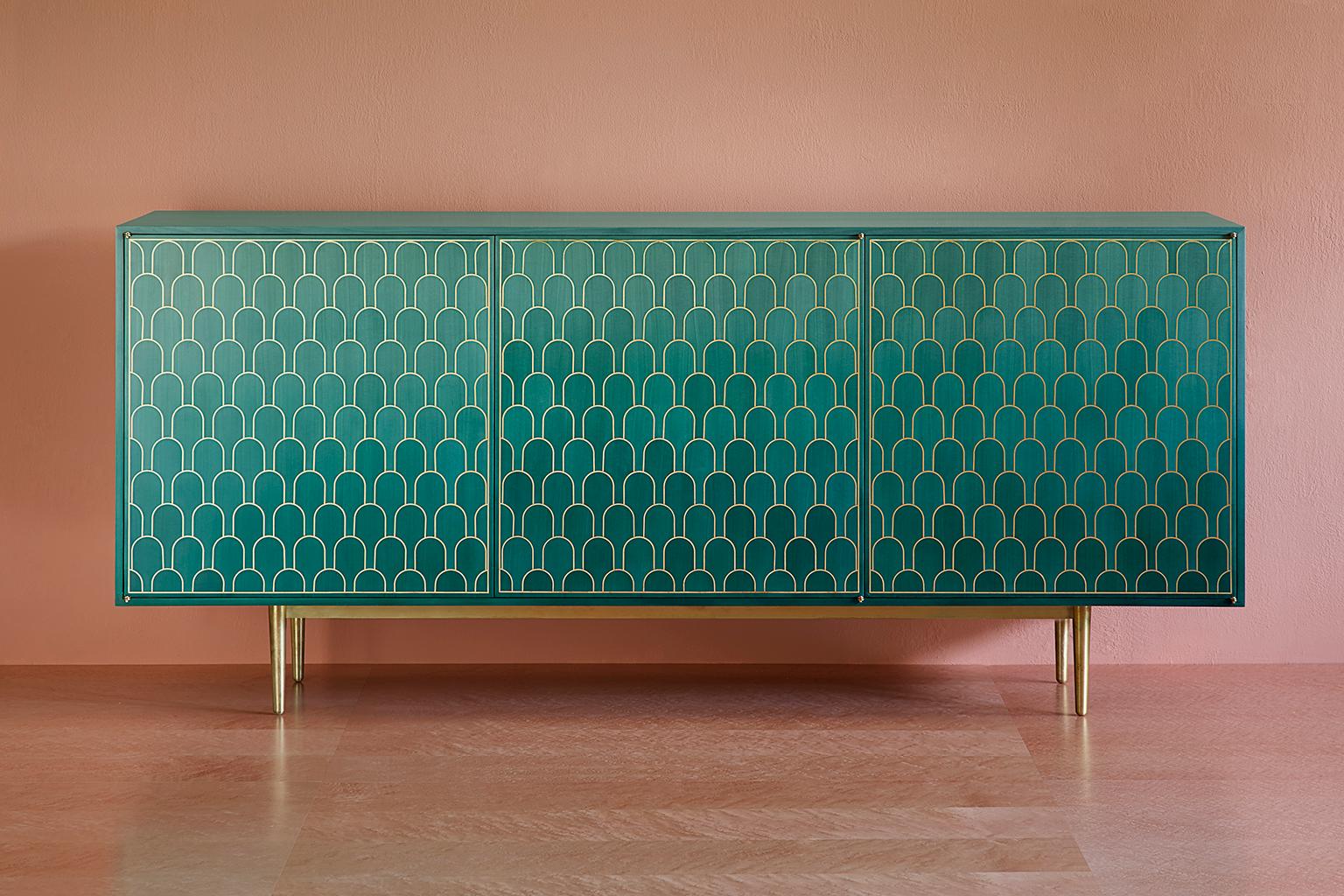 Érable Bethan Gray Nizwa meuble de rangement à trois portes en placage italien de jade et laiton massif en vente