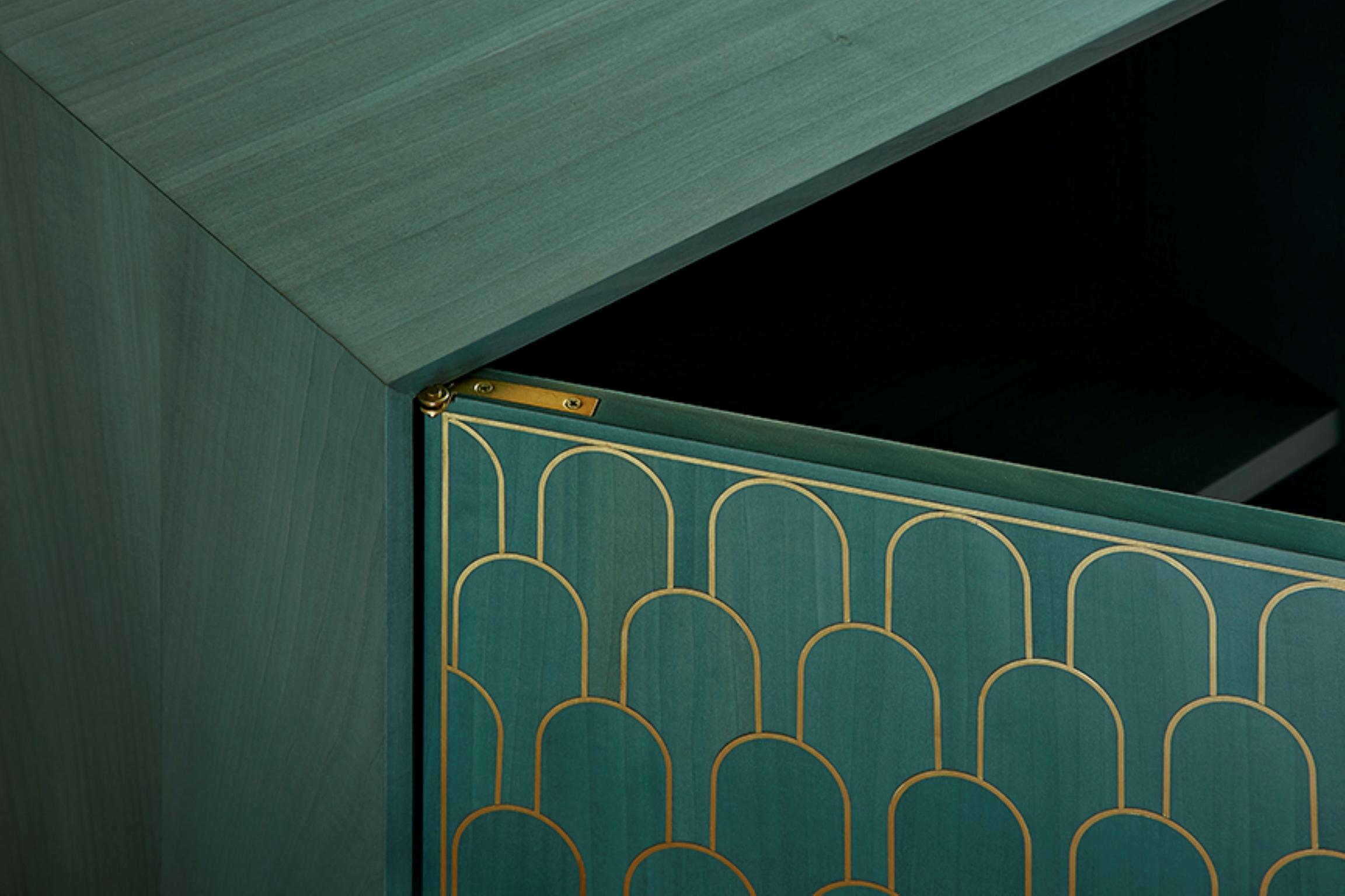 Bethan Gray Nizwa meuble de rangement à trois portes en placage italien de jade et laiton massif en vente 3