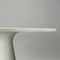 Table d'appoint à profil brogue en marbre de Carrare gris Bethan