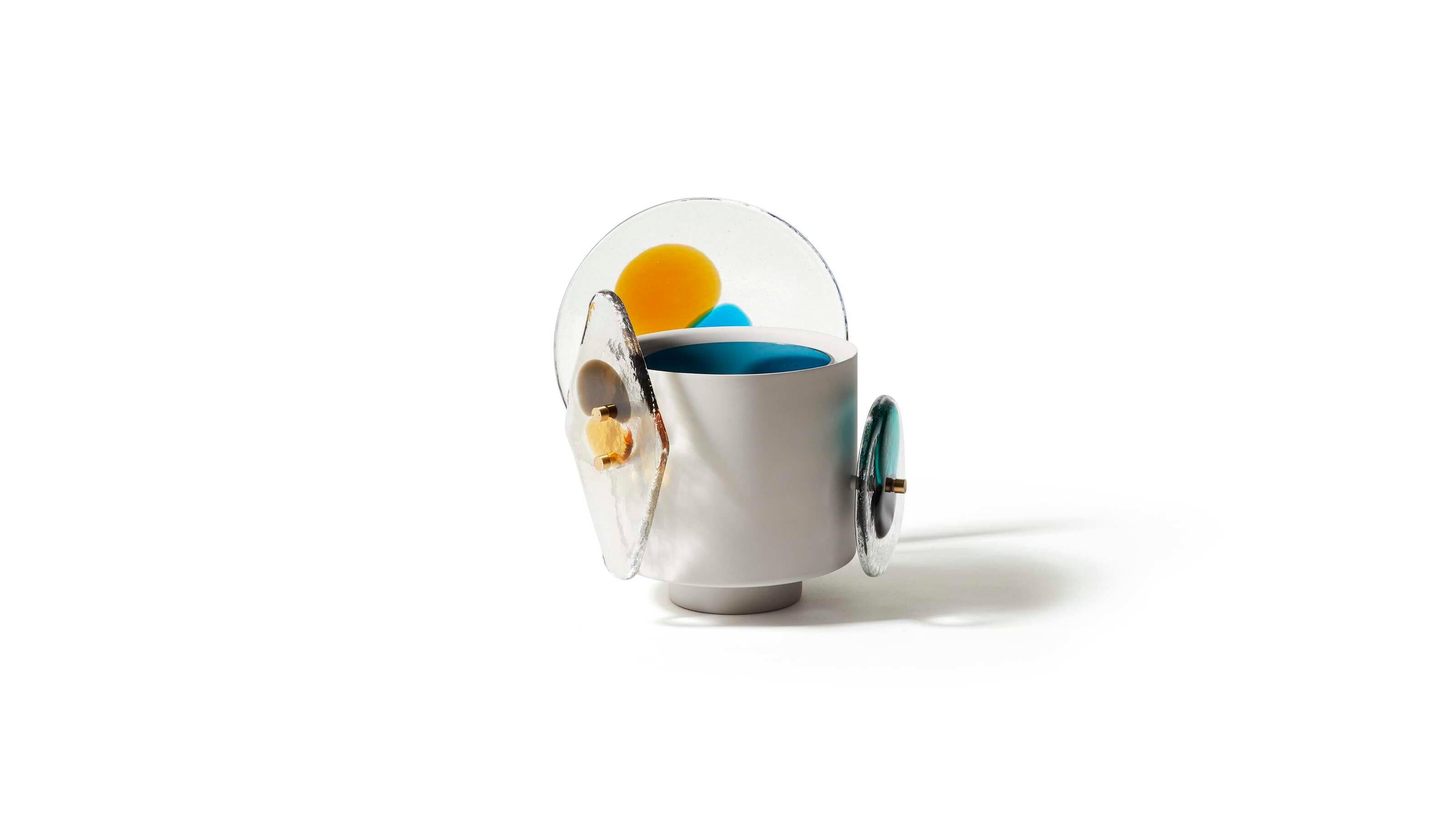 Bethan Laura Wood Colourdisc Vase für Blumen für Cassina

Die britische Designerin Bethan Laura Wood interpretiert die Verschmelzung der jahrhundertealten Glasproduktion von Murano mit dem zeitgenössischen Design mit einer Obstschale und einer