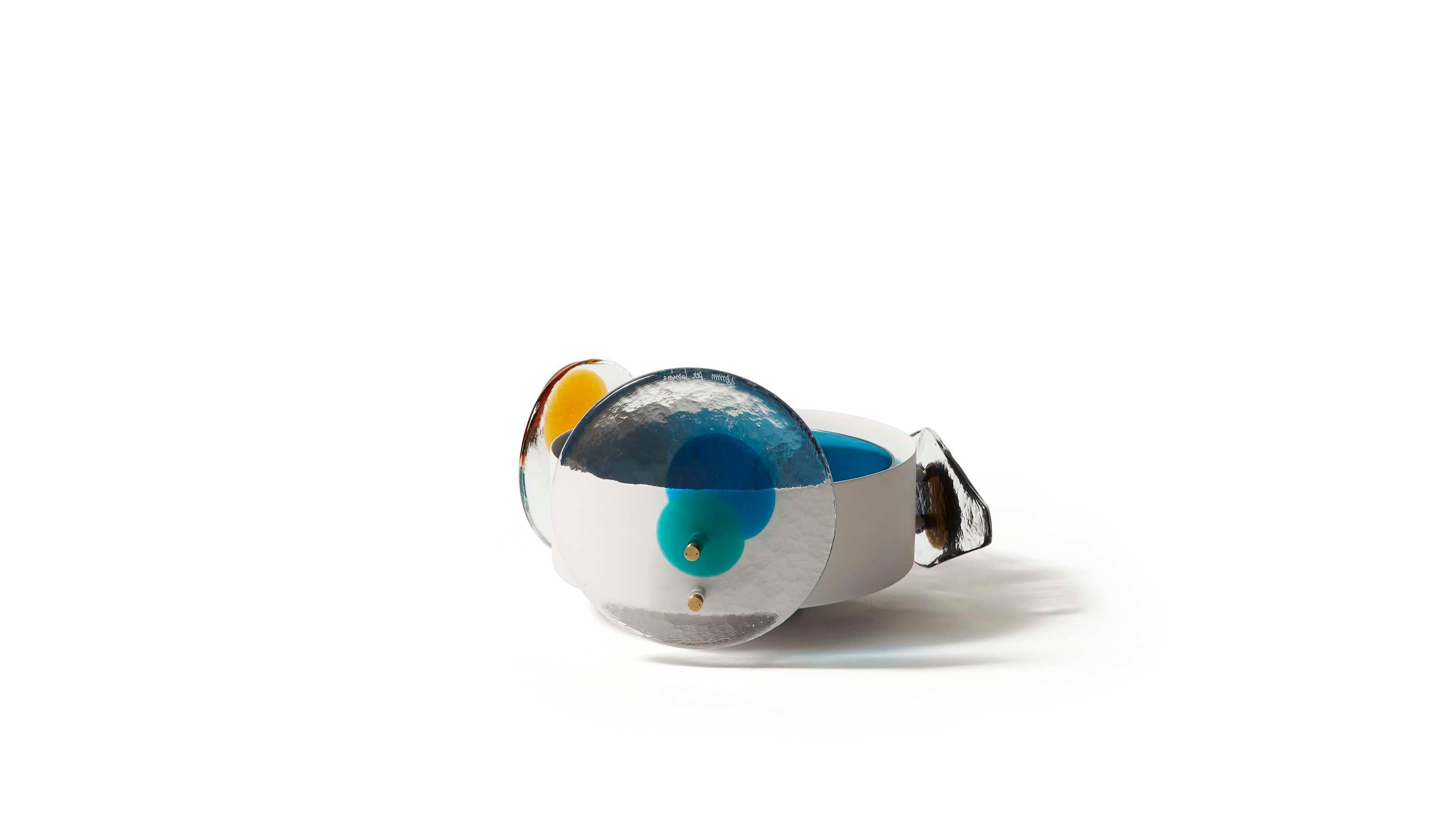 Bethan Laura Wood Colourdisc Vase für Blumen für Cassina

Die britische Designerin Bethan Laura Wood interpretiert die Verschmelzung der jahrhundertealten Glasproduktion von Murano mit dem zeitgenössischen Design mit einer Obstschale und einer