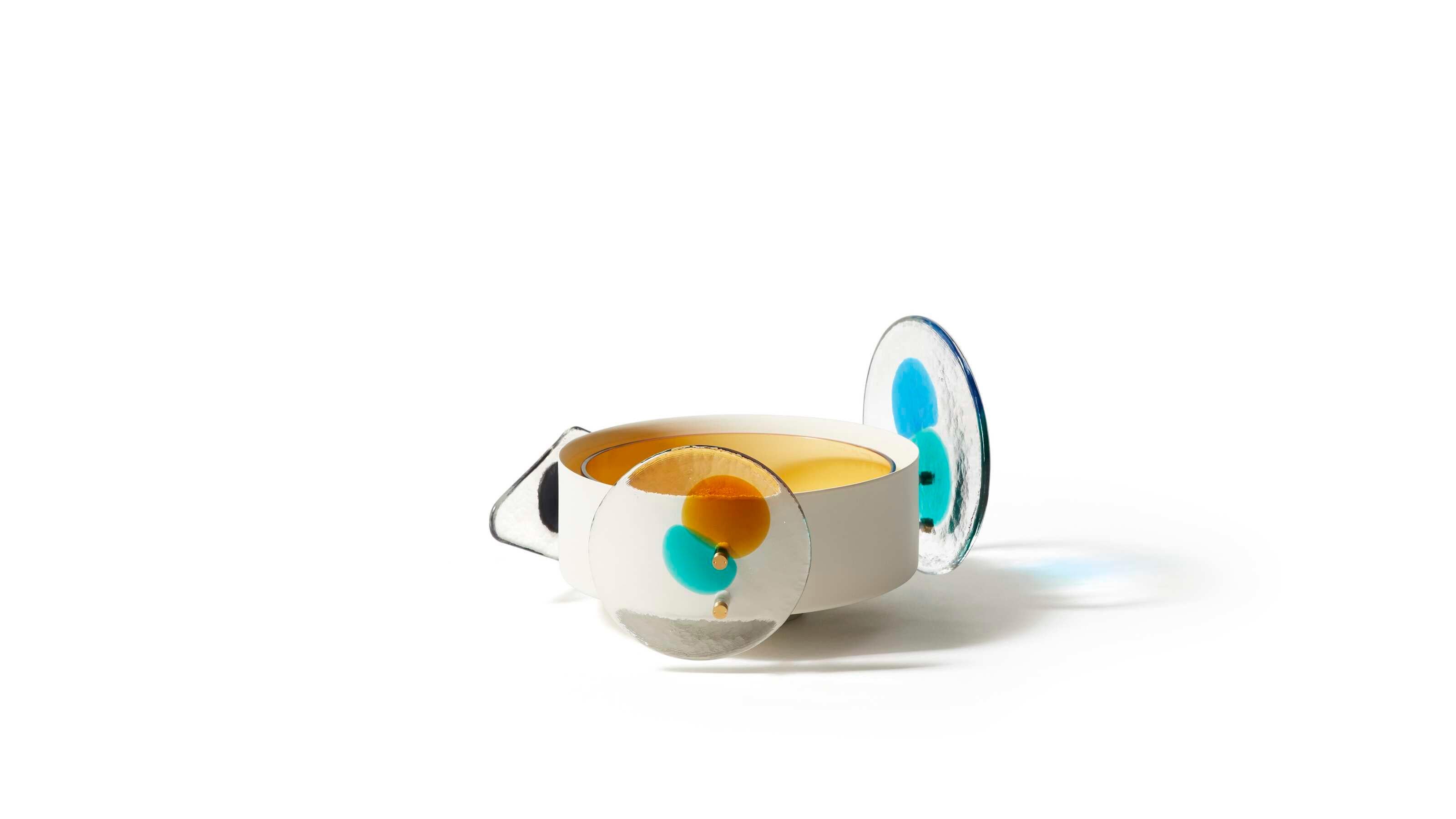 Bethan Laura Wood pour Flowers pour Cassina

La designer britannique Bethan Laura Wood interprète la fusion de la production séculaire de verre de Murano et du design contemporain avec une coupe à fruits et un vase cylindrique pour les fleurs,