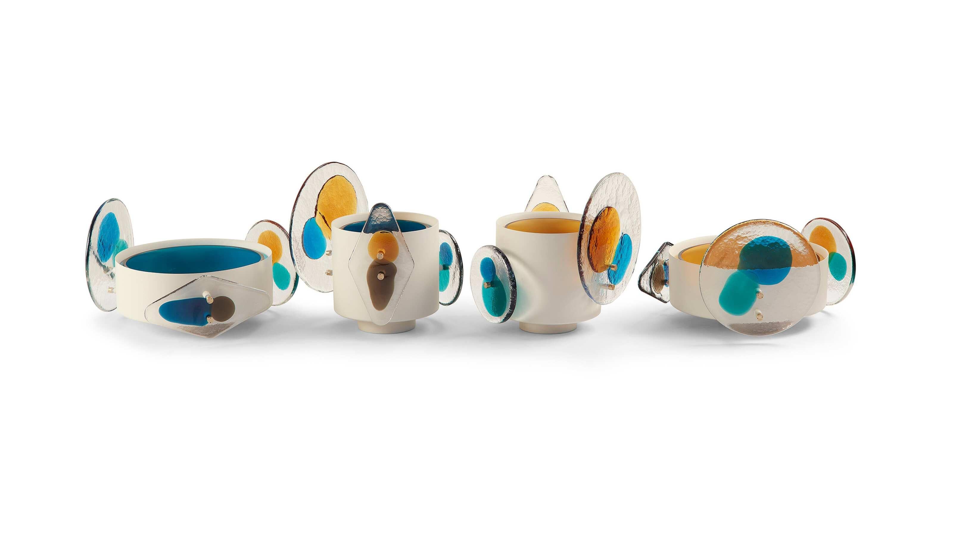 Bethan Laura Wood Satz von vier Farbscheiben Vase für Blumen für Cassina.

Die britische Designerin Bethan Laura Wood interpretiert die Verschmelzung der jahrhundertealten Glasproduktion von Murano mit dem zeitgenössischen Design mit einer