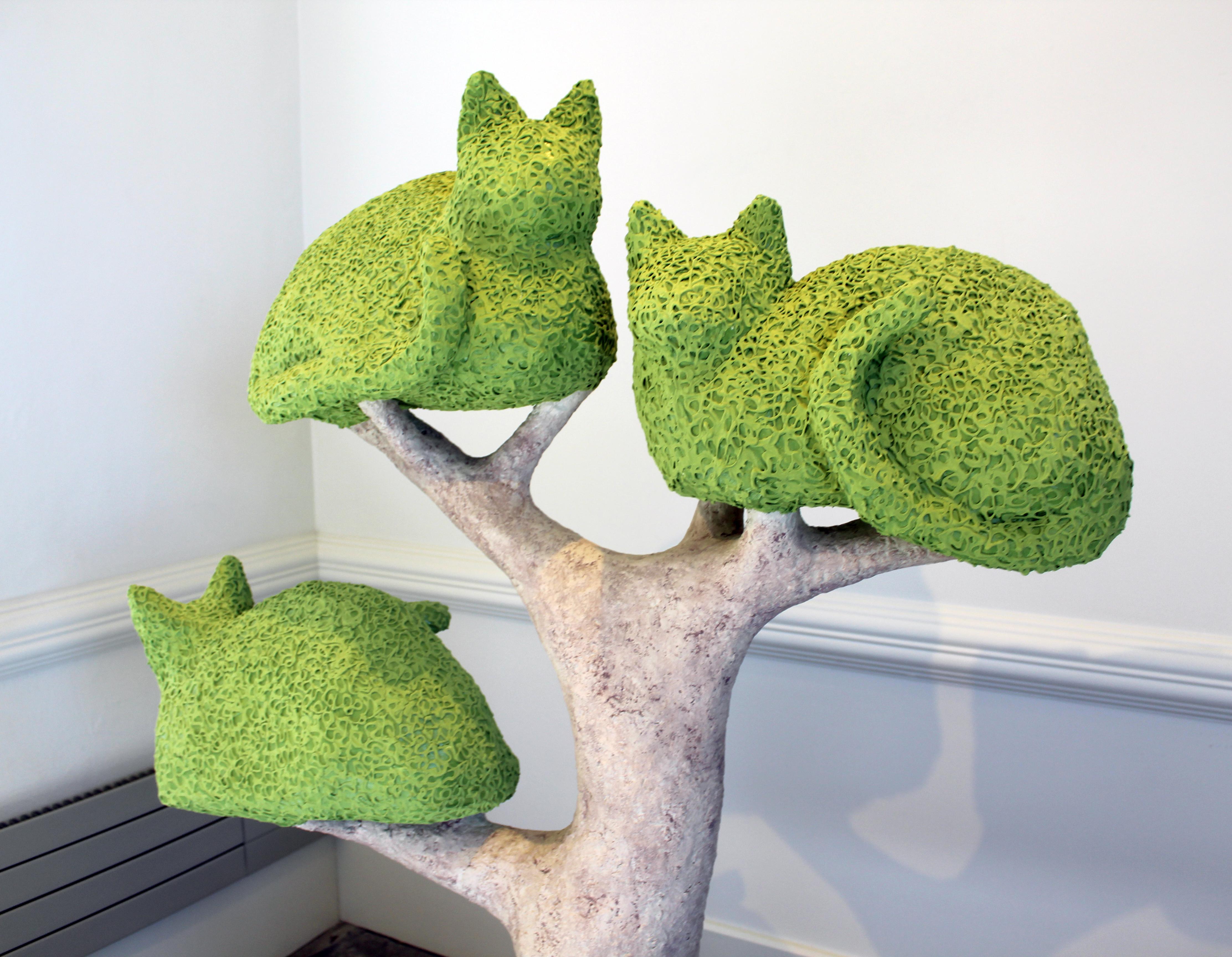 Bethany Krull - Sculpture moderne conceptuelle en forme d'arbre de chat en céramique, papier et argile verte en vente 1