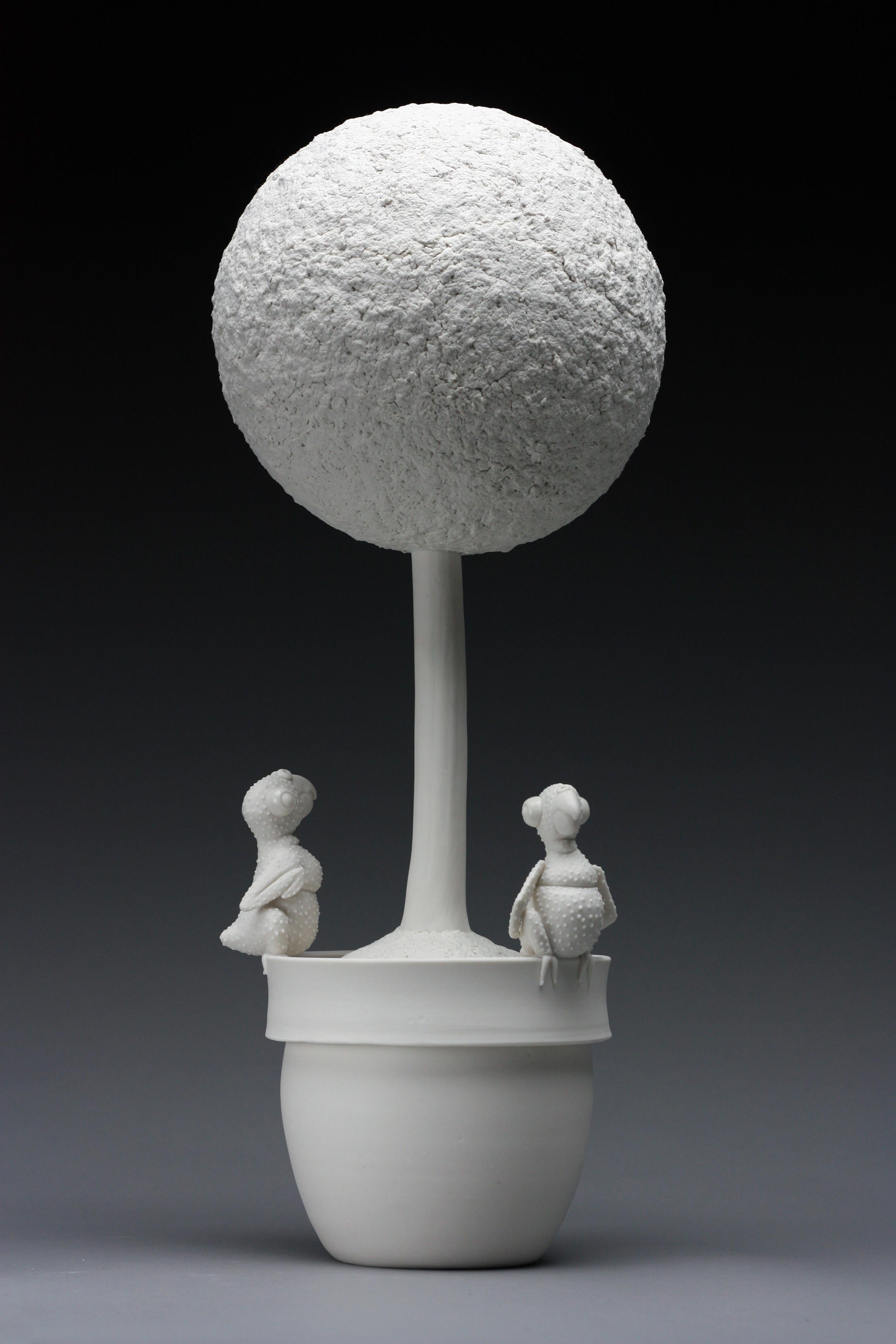 Cette sculpture représente deux bébés oiseaux perchés au sommet d'un pot topiaire construit à la main avec de la porcelaine super blanche et du papier mâché blanc d'archive par l'artiste new-yorkaise Bethany Krull.  Les détails complexes de la peau