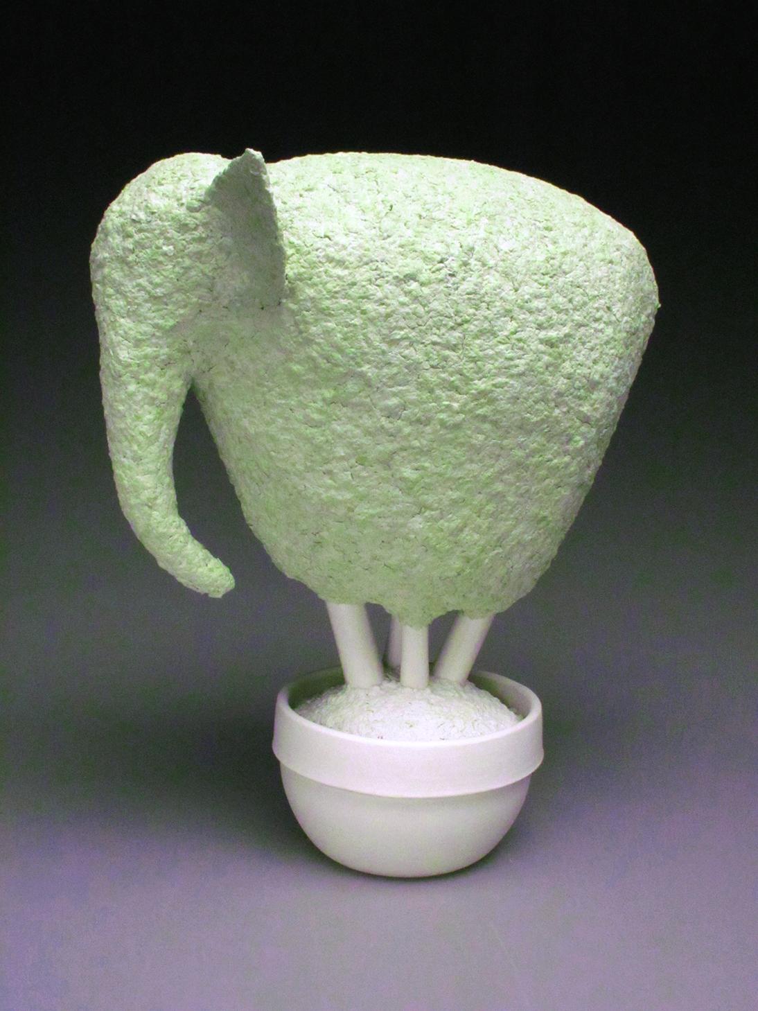 Cette magnifique sculpture topiaire d'éléphant en papier mâché et porcelaine vert tendre a été créée par l'artiste new-yorkaise Bethany Krull.  La partie pot de la sculpture est tournée en plusieurs parties tandis que le topiaire d'éléphant possède