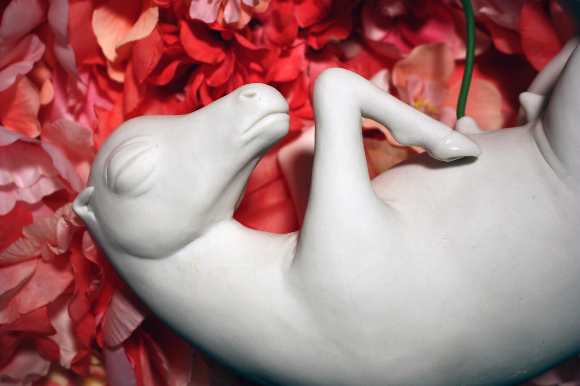Sculpture de cheval en porcelaine avec fleurs roses « Femme » de Bethany Krull en vente 1