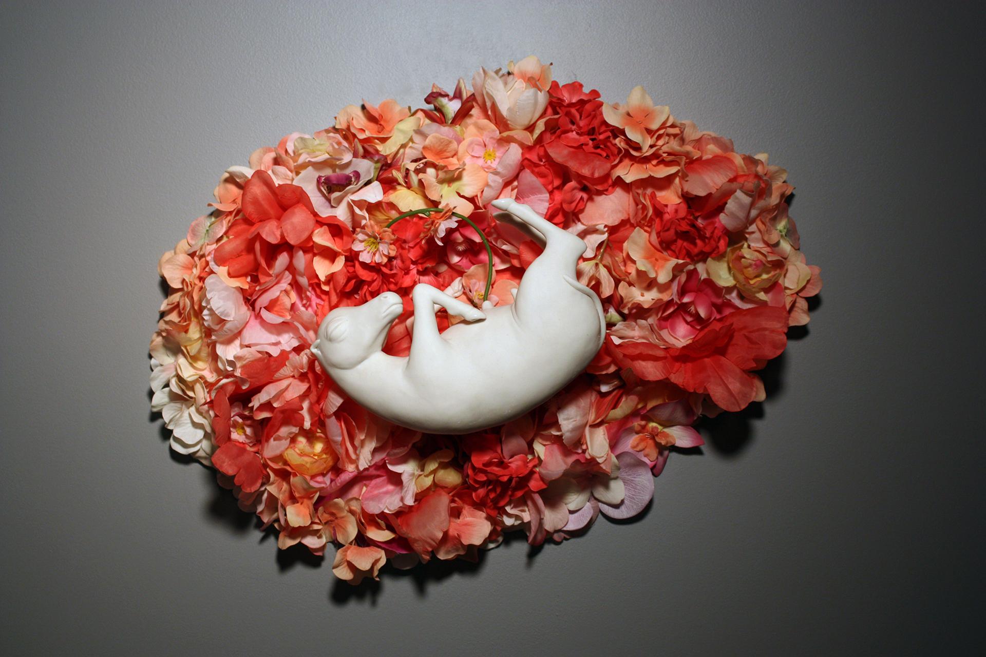 Sculpture de cheval en porcelaine avec fleurs roses « Femme » de Bethany Krull