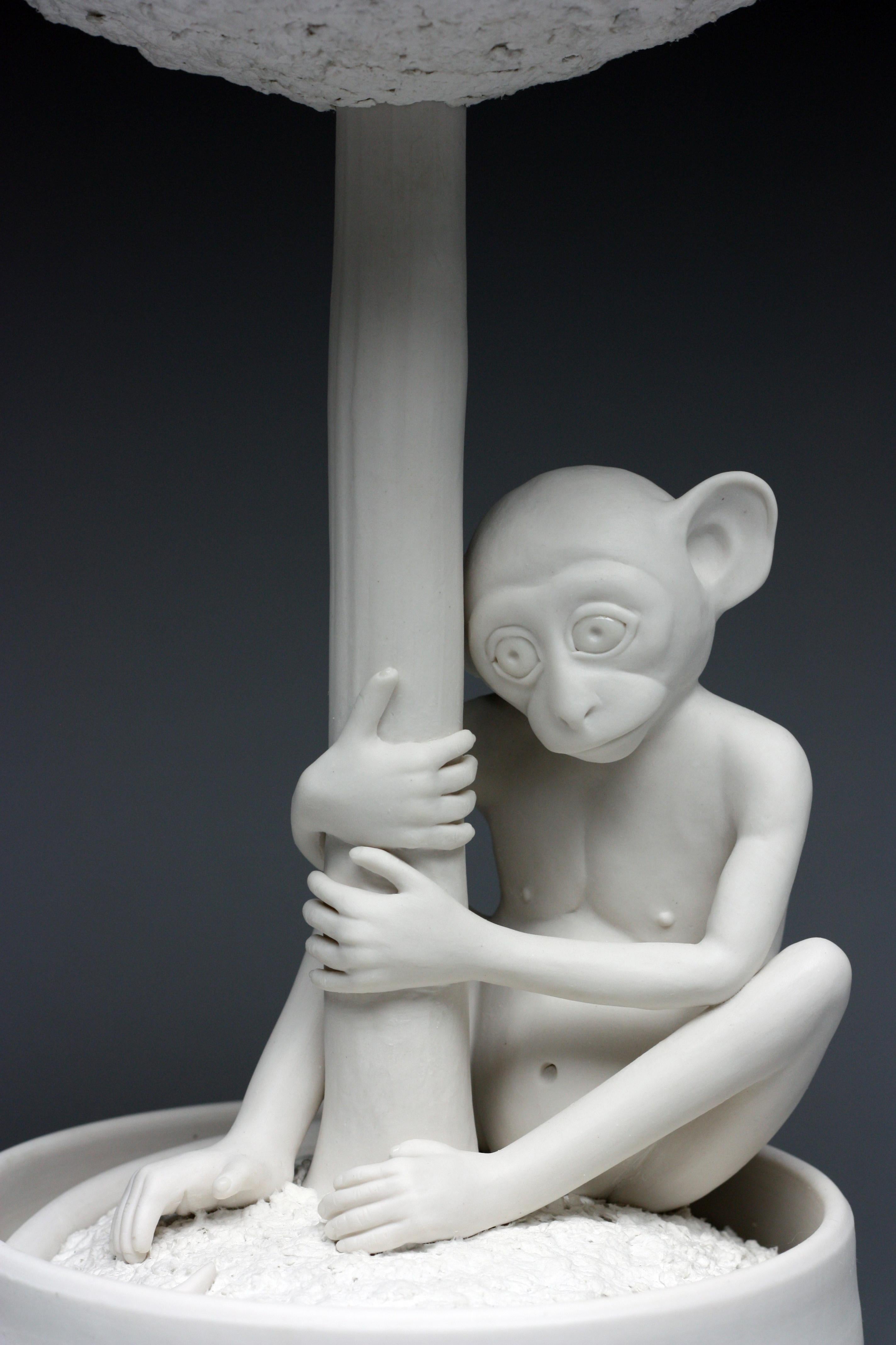 Esta obra de la artista neoyorquina Bethany Krull representa a un mono de porcelana blanca que se aferra a un árbol topiario en maceta de porcelana blanca con una copa bulbosa hecha de papel maché de archivo bellamente texturizado.  El mono está