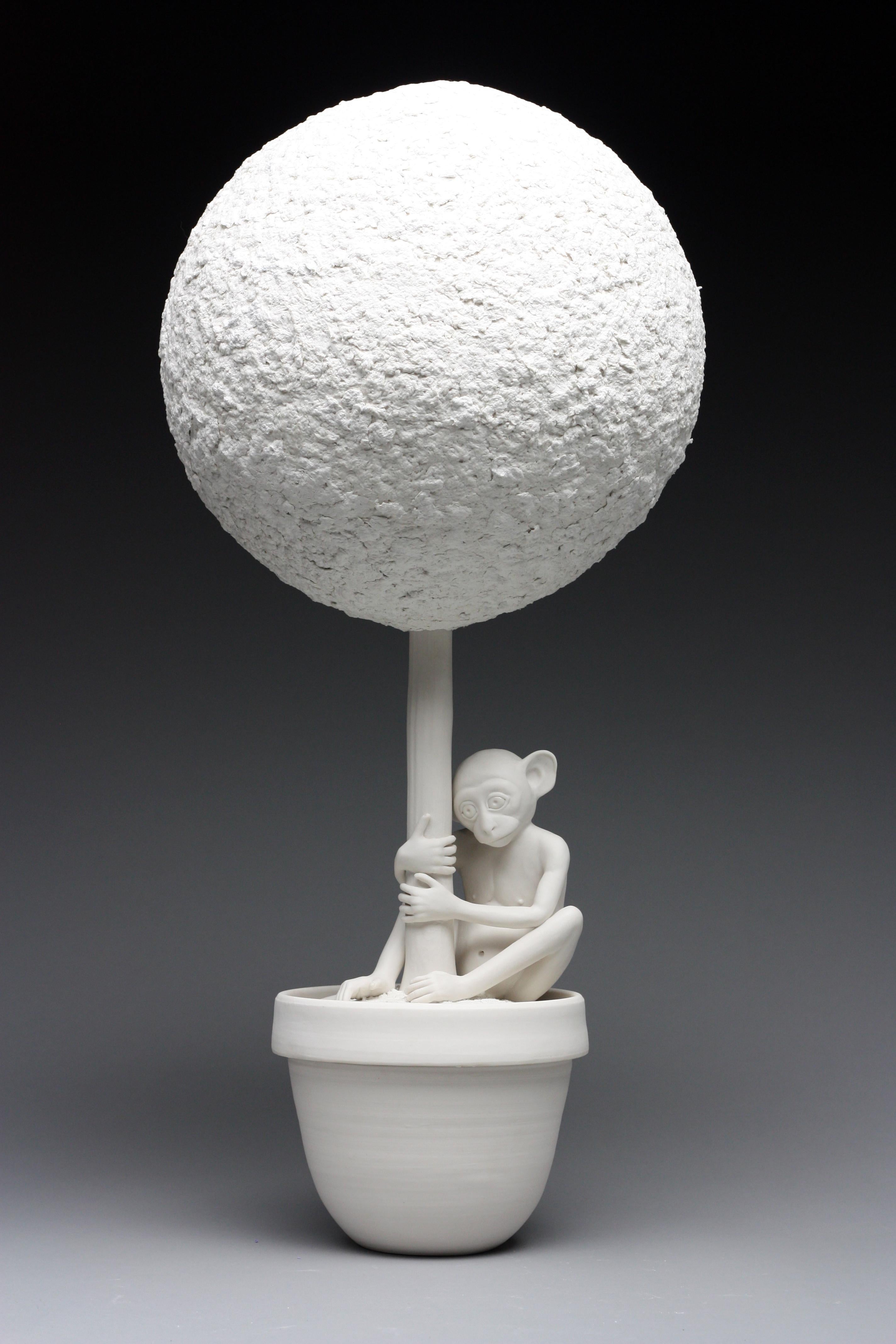 Cette œuvre de l'artiste new-yorkaise Bethany Krull représente un singe en porcelaine blanche qui s'accroche à un arbre topiaire en pot de porcelaine blanche dont le sommet bulbeux est fait de papier mâché d'archives magnifiquement texturé.  Le