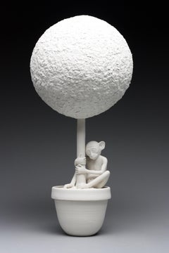Motif singe en porcelaine, arbre topiaire "Surrogate/Monkey Topiary" de Bethany Krull