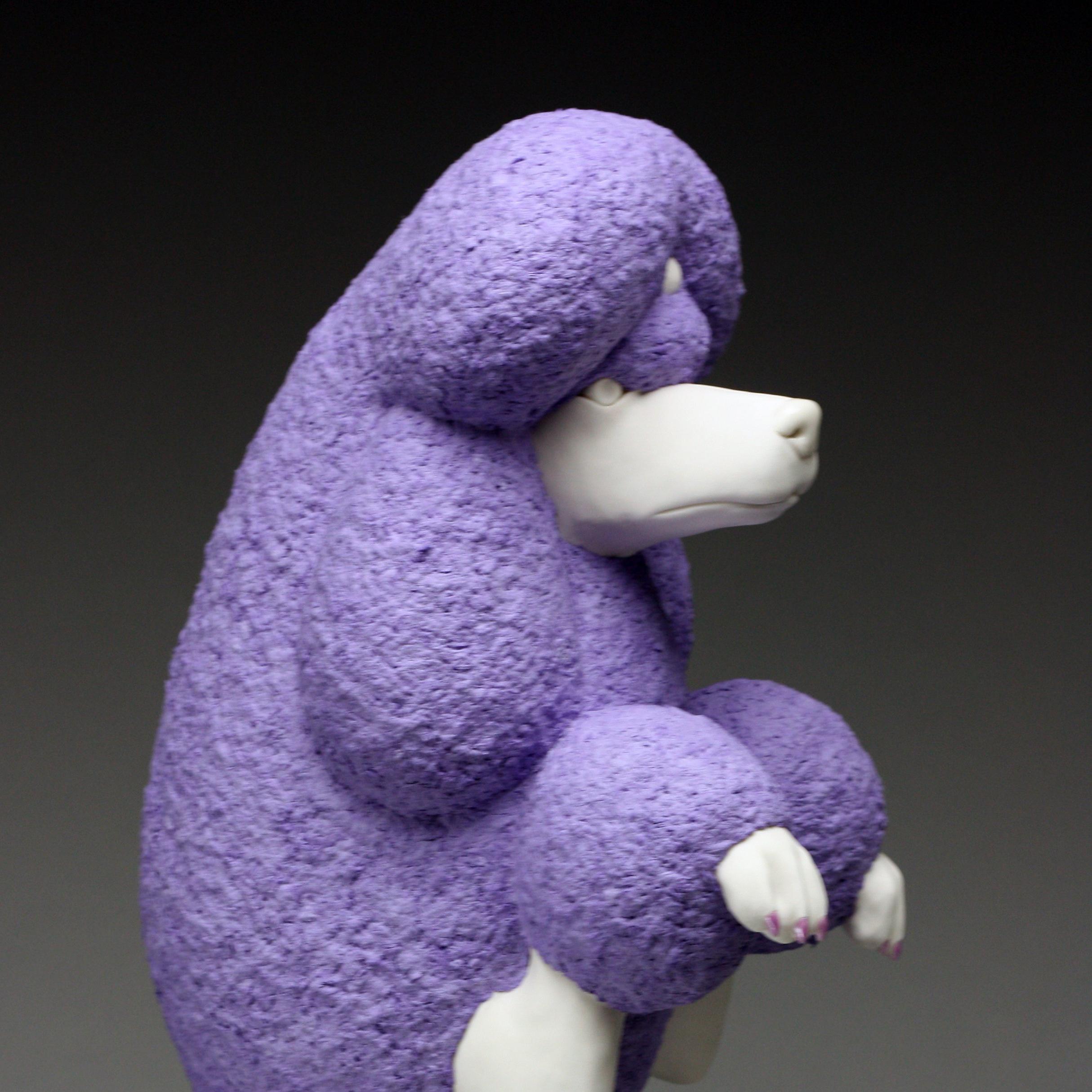 Escultura Contemporánea de Porcelana Caniche Morado Perro Animal Bethany Krull  en venta 2