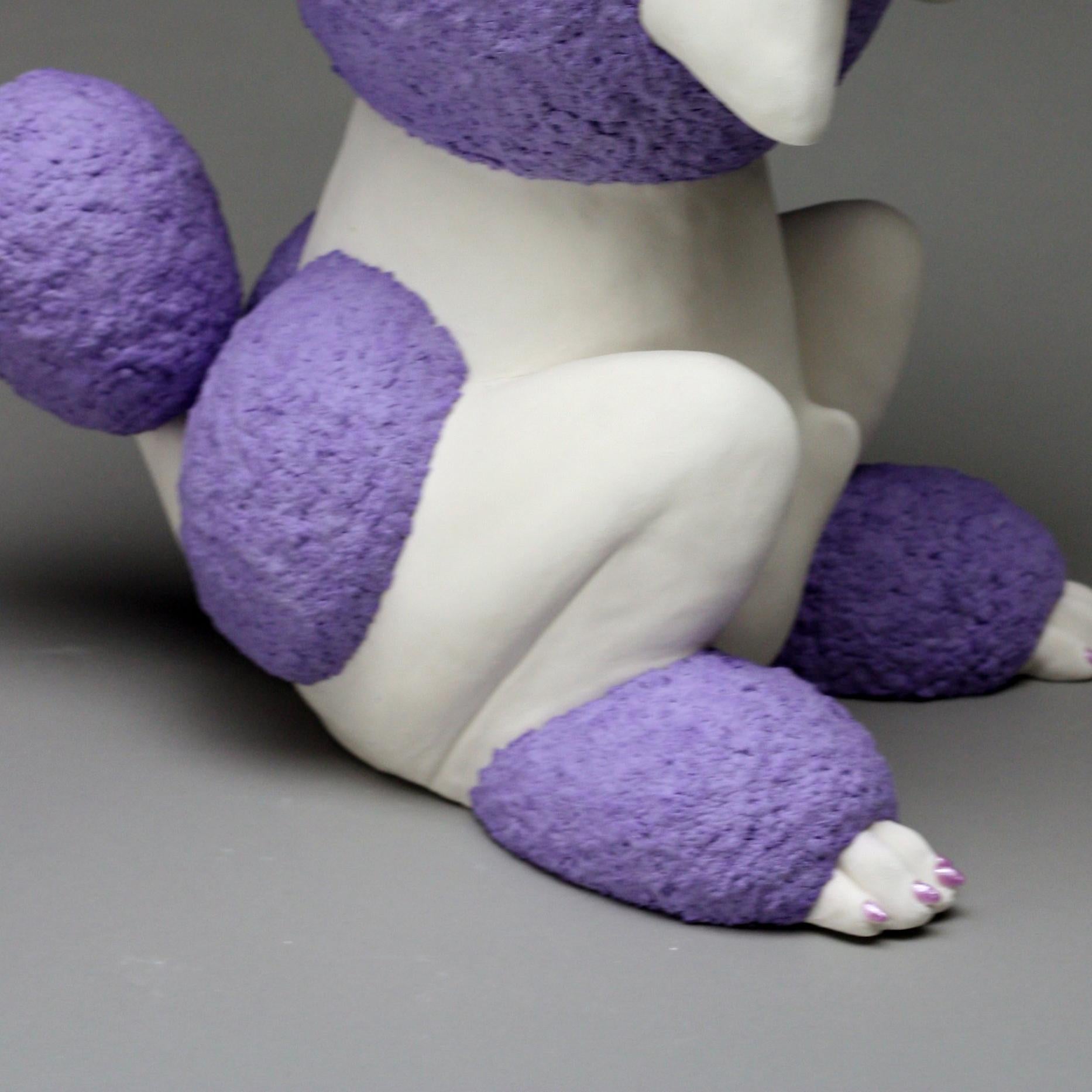 Escultura Contemporánea de Porcelana Caniche Morado Perro Animal Bethany Krull  en venta 3